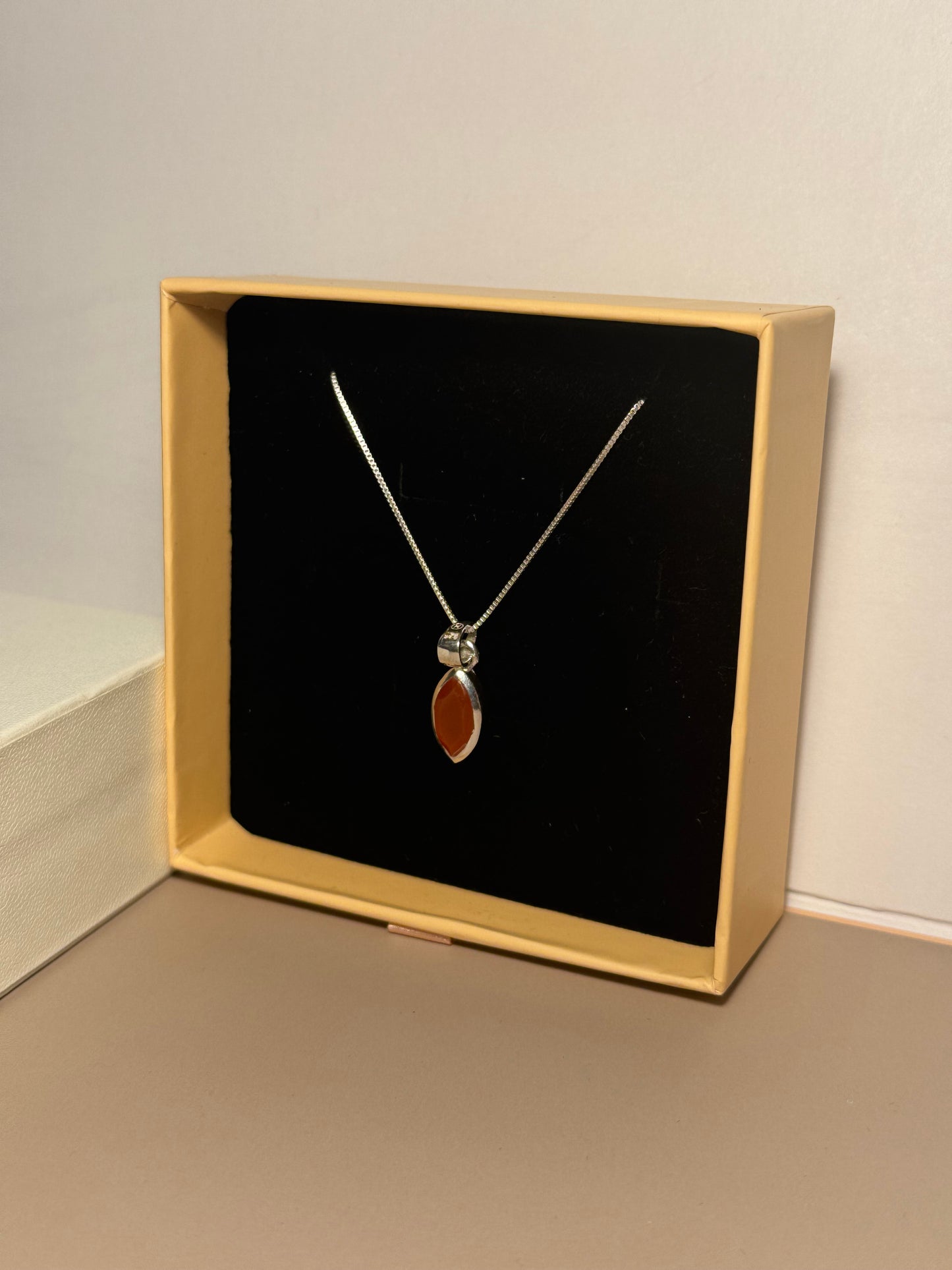 Collier en Cornaline – Monture argentée