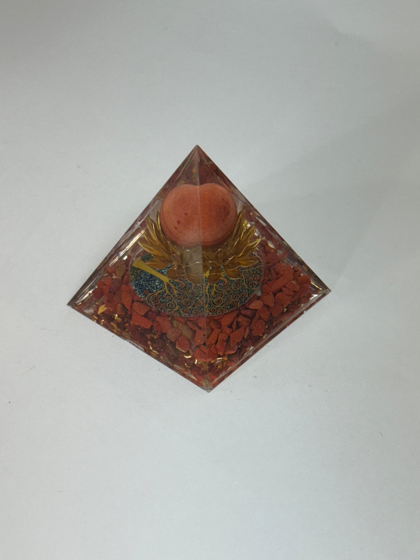 Pyramide orgonite – Jaspe rouge & Fleur de Vie