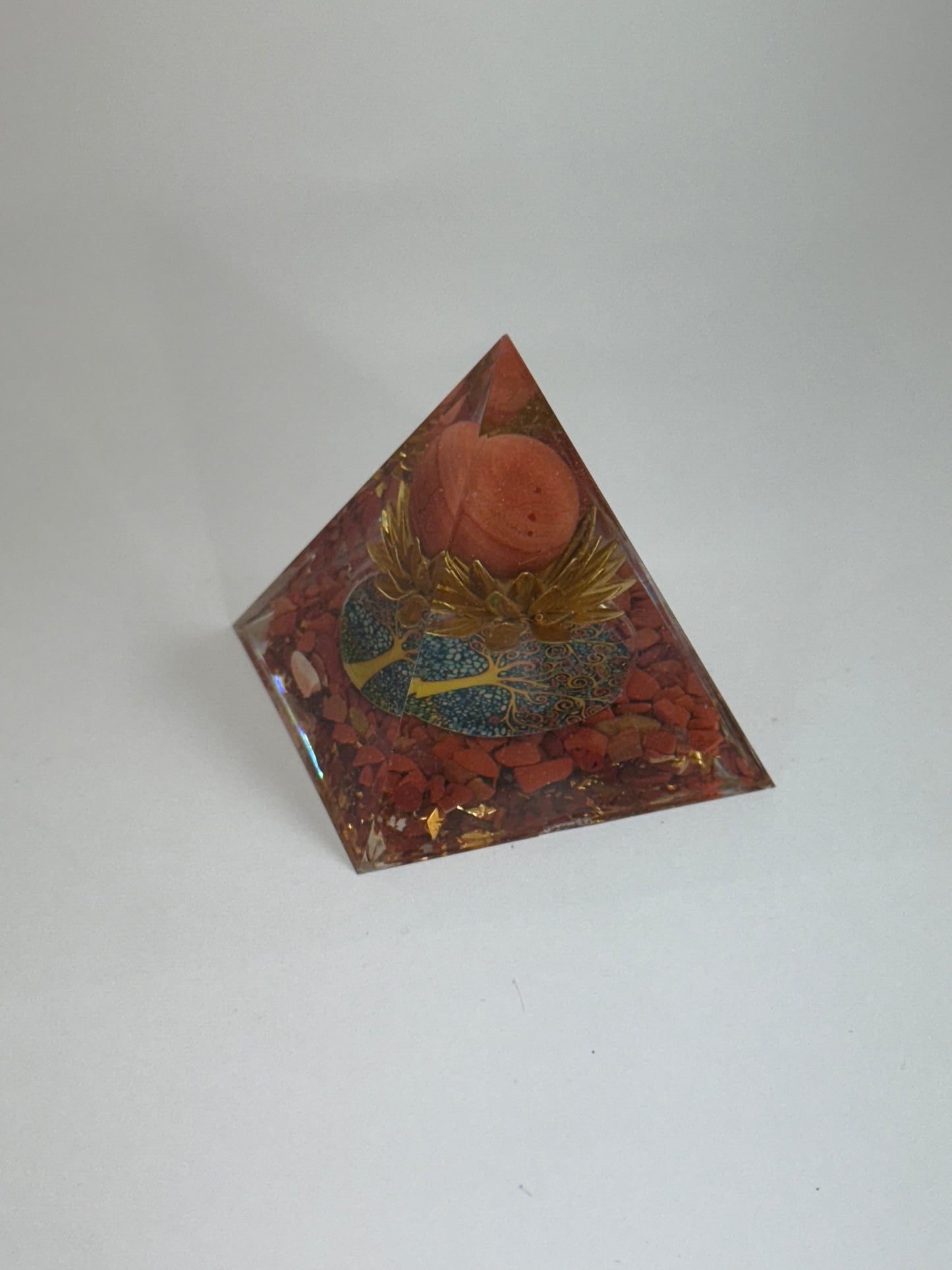 Pyramide orgonite – Jaspe rouge & Fleur de Vie