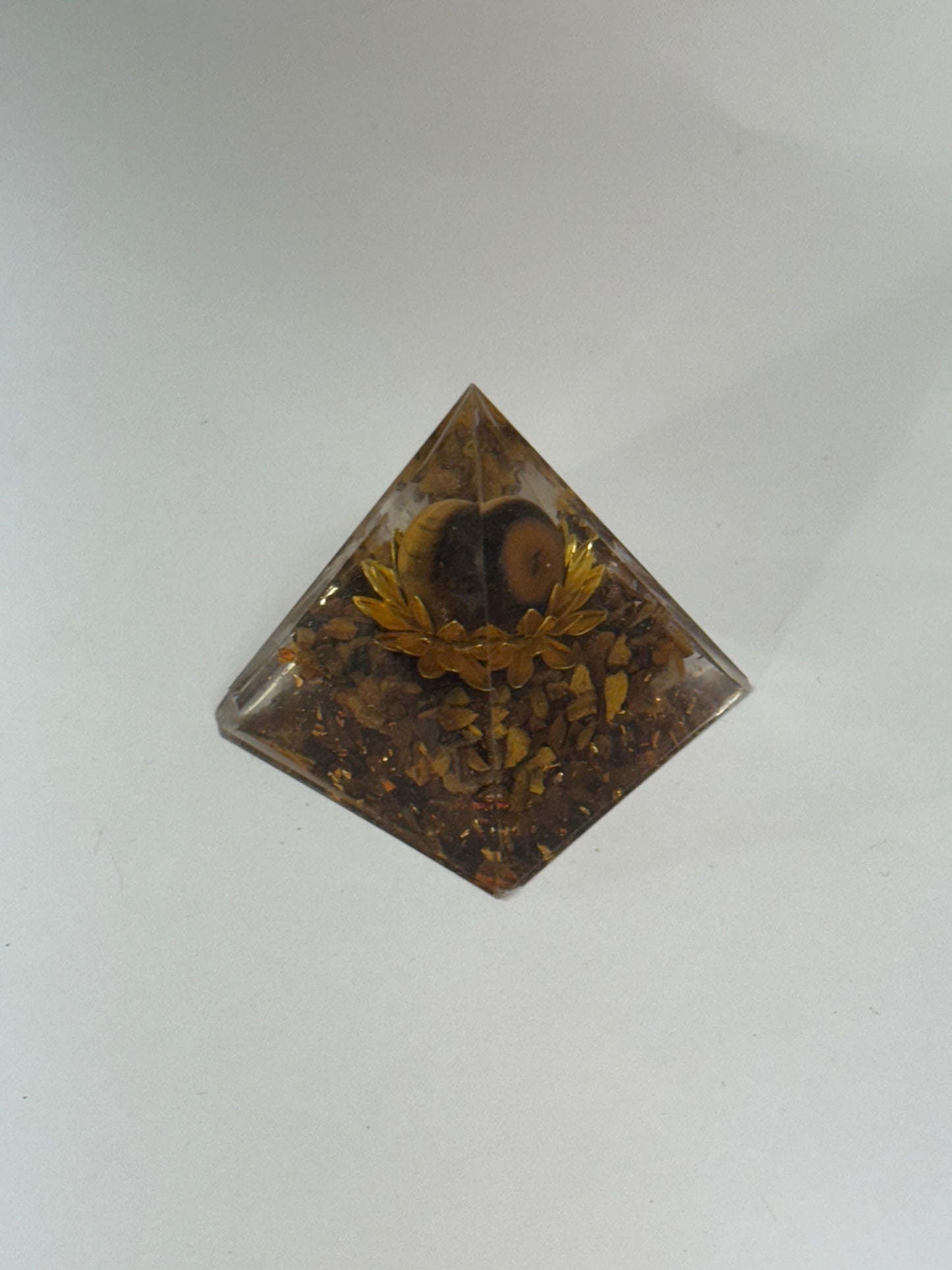 Pyramide orgonite – Œil de tigre & Force intérieure