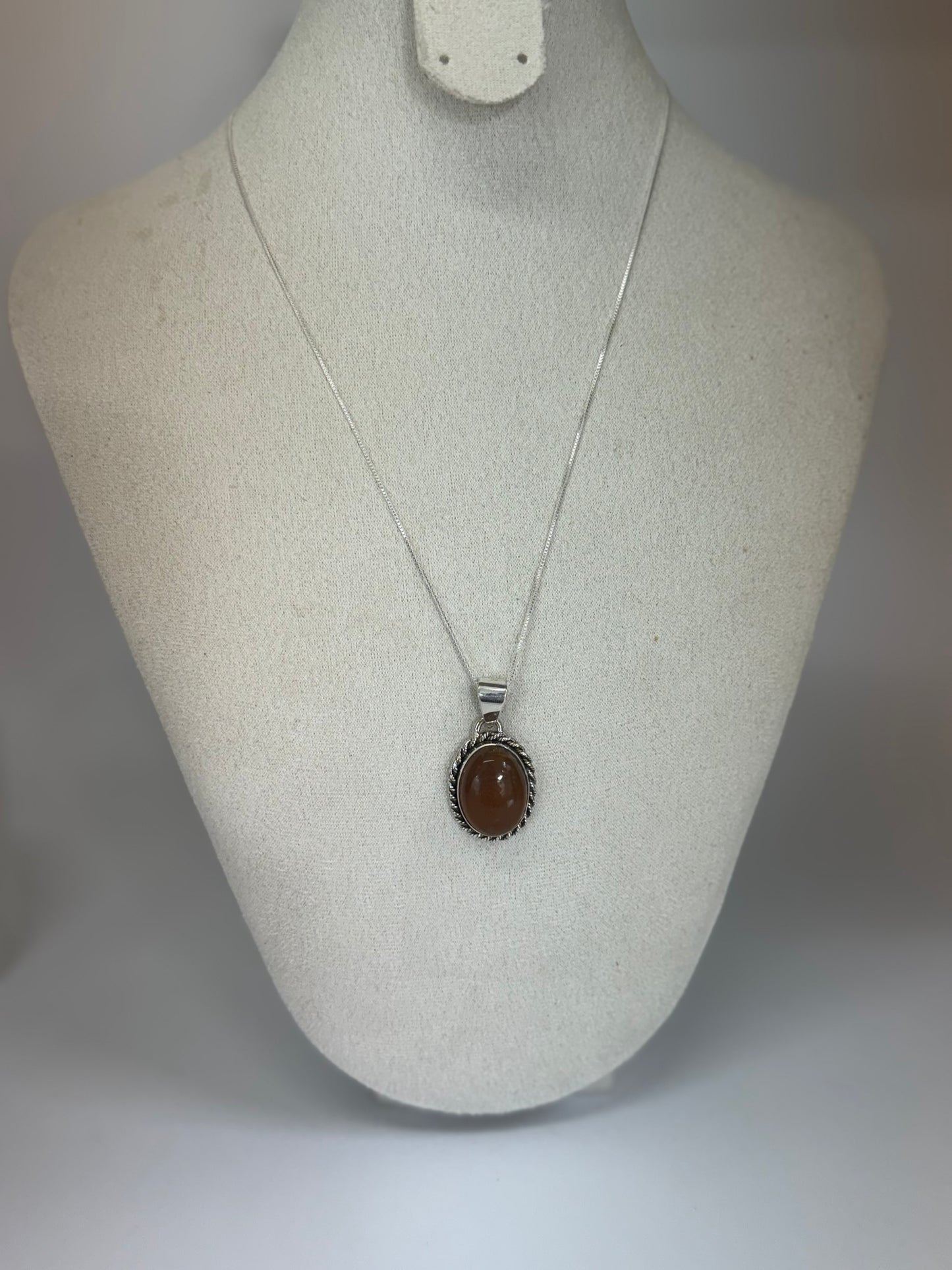 Pendentif en Ambre – Énergie Solaire et Protection