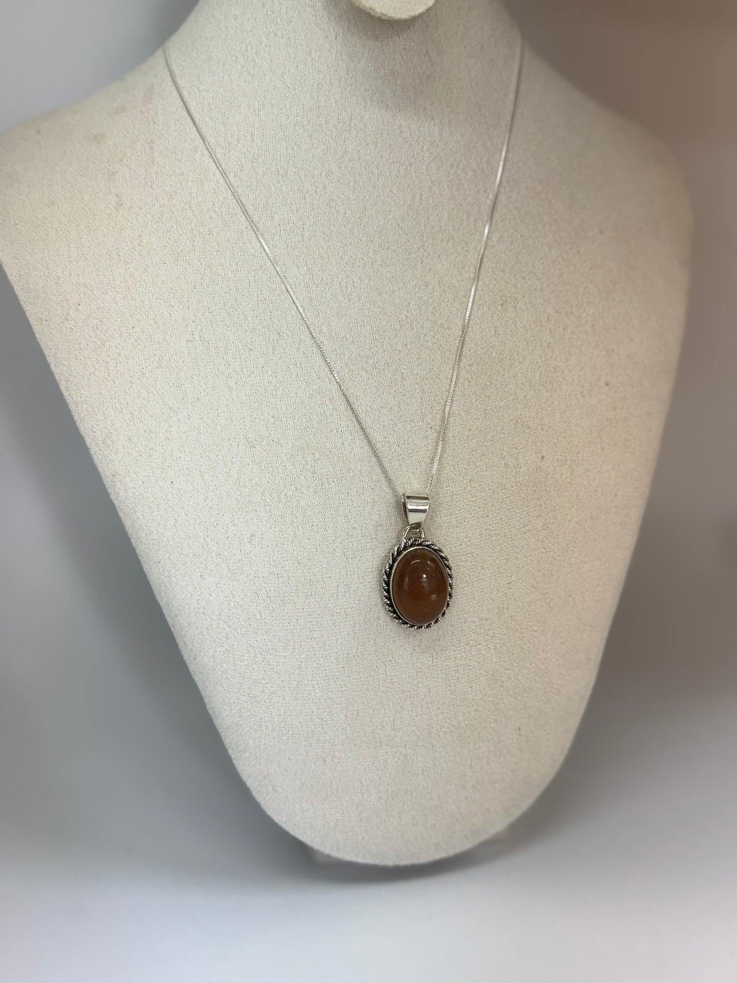 Pendentif en Ambre – Énergie Solaire et Protection