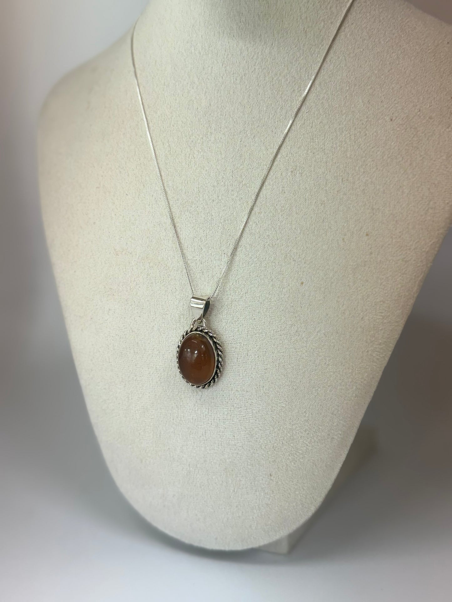 Pendentif en Ambre – Énergie Solaire et Protection