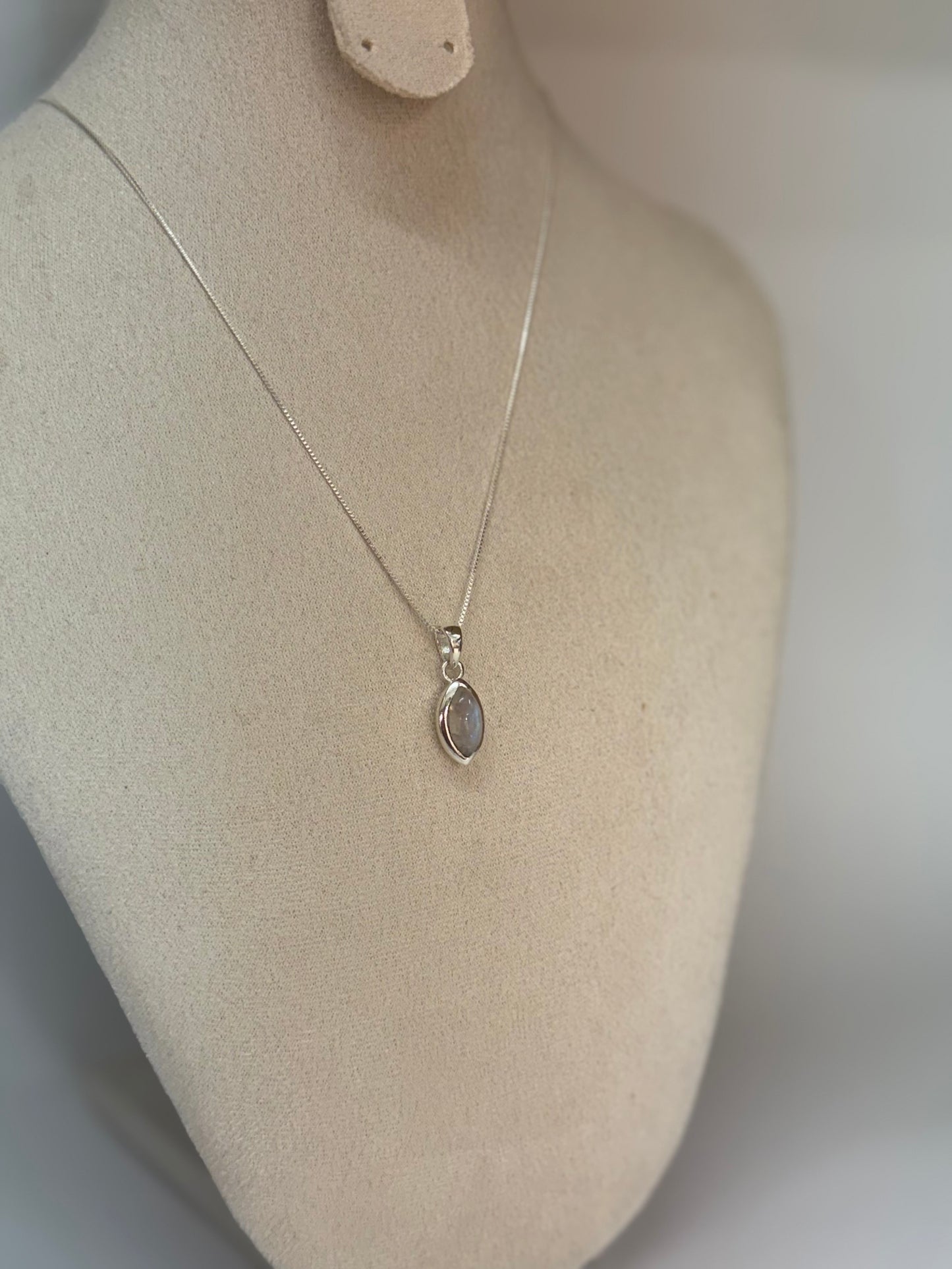 Pendentif Pierre de Lune – Élégance & Intuition