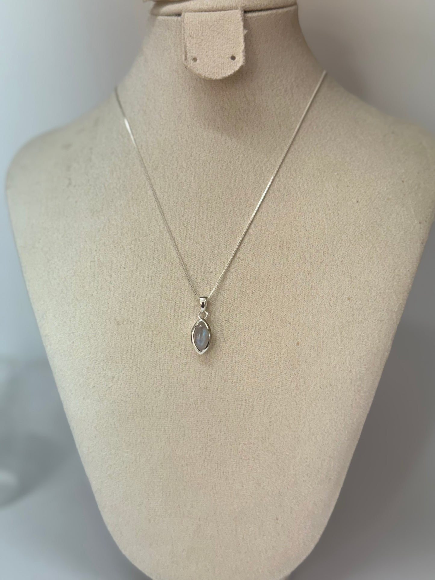Pendentif Pierre de Lune – Élégance & Intuition