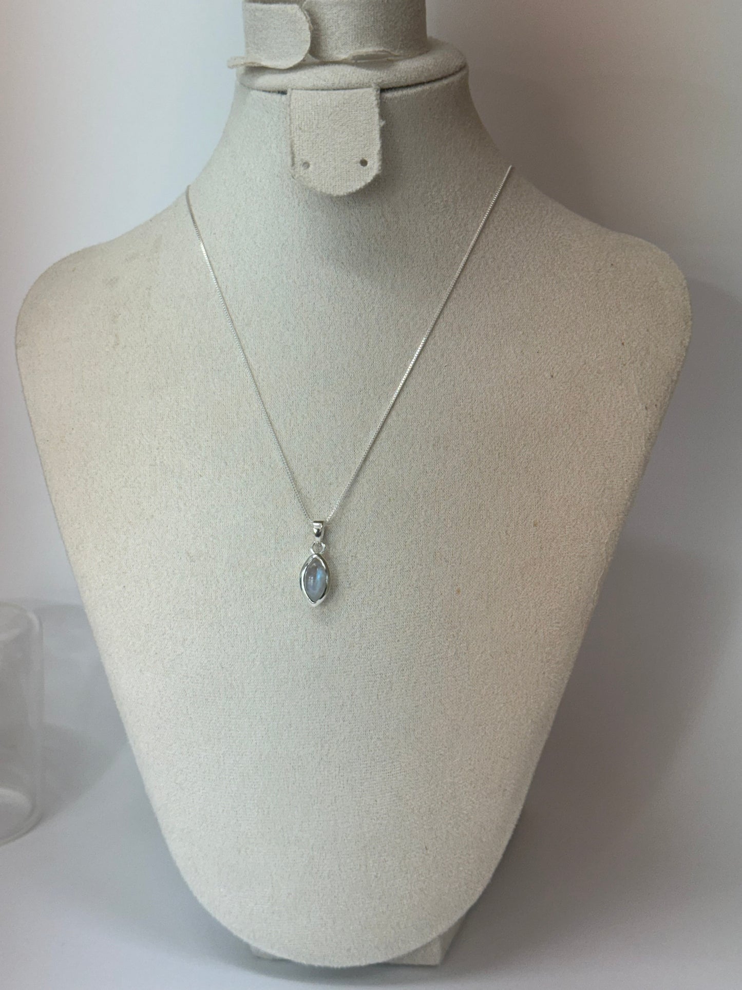 Pendentif Pierre de Lune – Élégance & Intuition