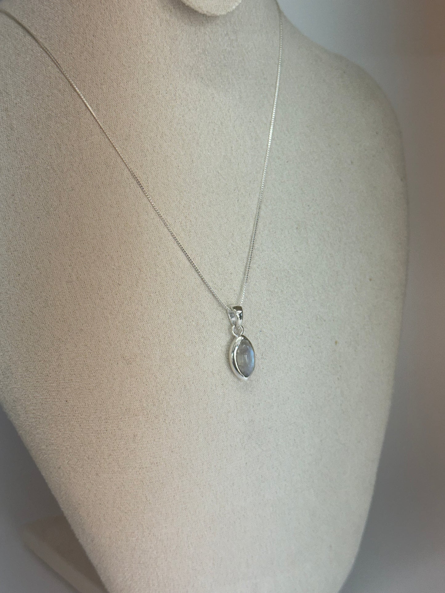 Pendentif Pierre de Lune – Élégance & Intuition