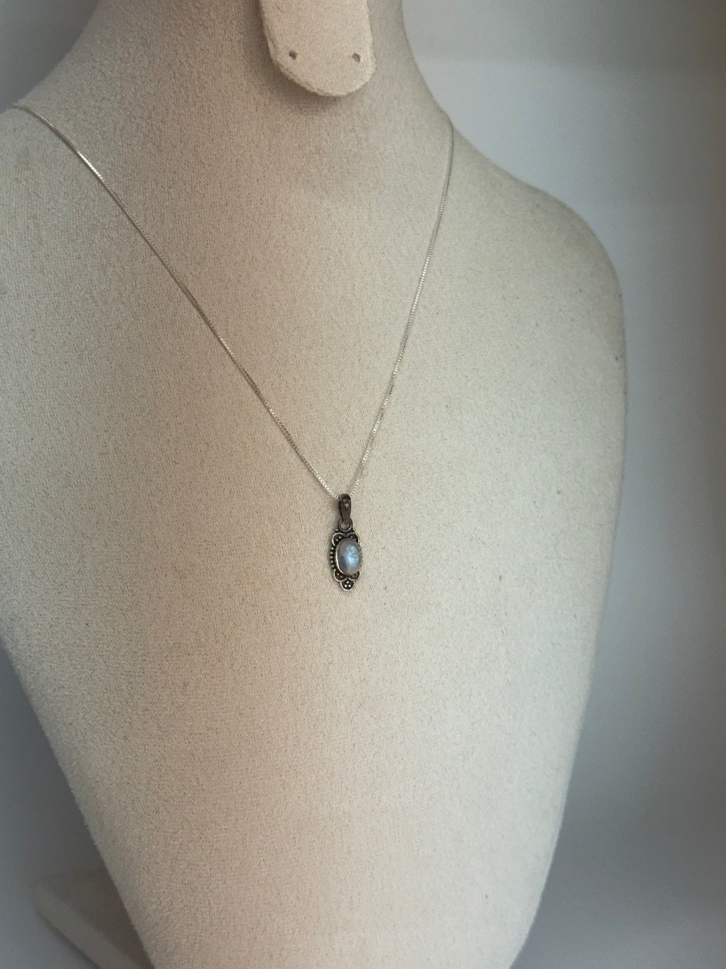 Pendentif Pierre de Lune – Harmonie et Féminité