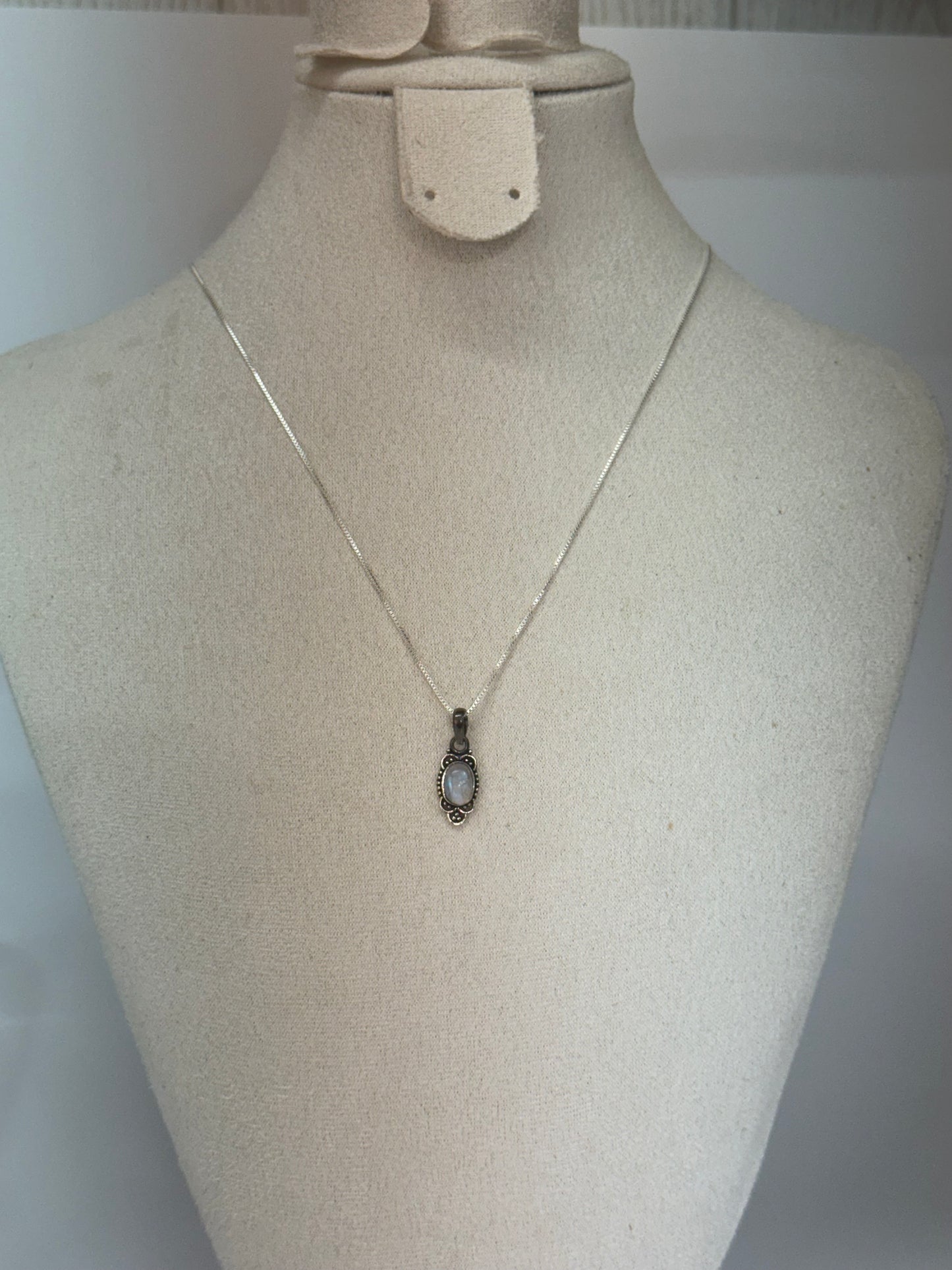 Pendentif Pierre de Lune – Harmonie et Féminité