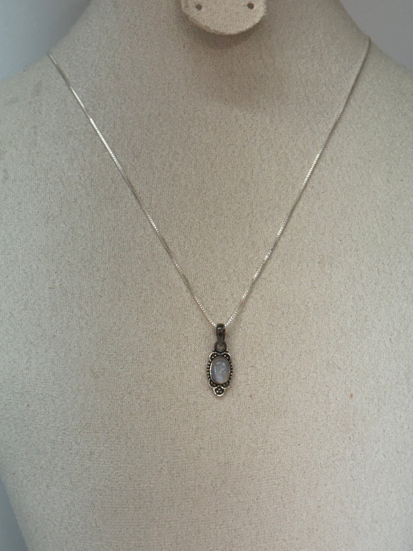Pendentif Pierre de Lune – Harmonie et Féminité