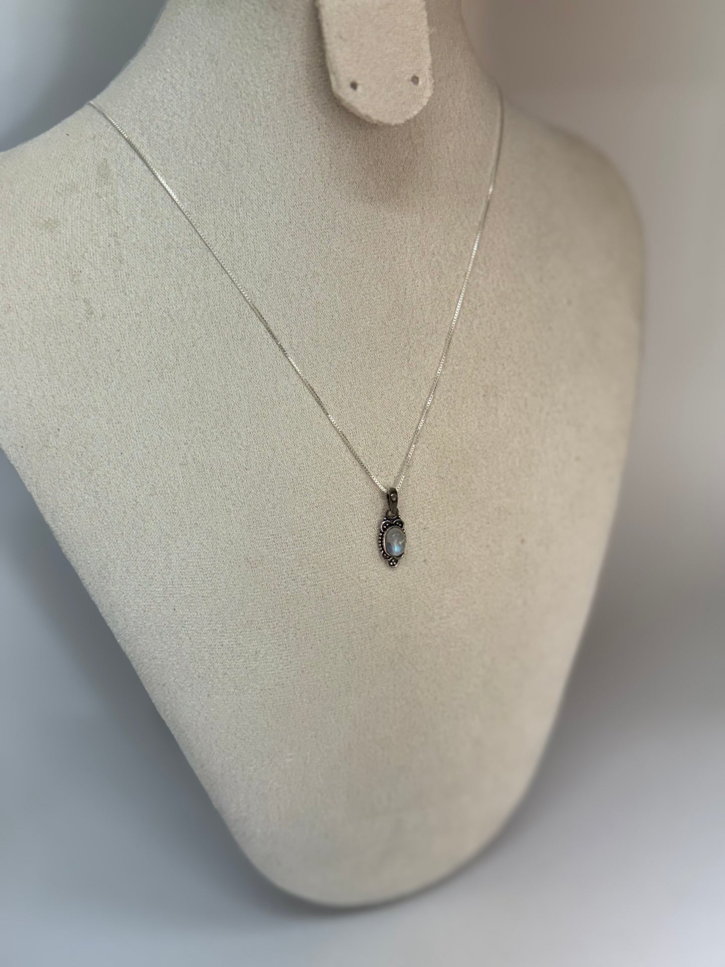 Pendentif Pierre de Lune – Harmonie et Féminité