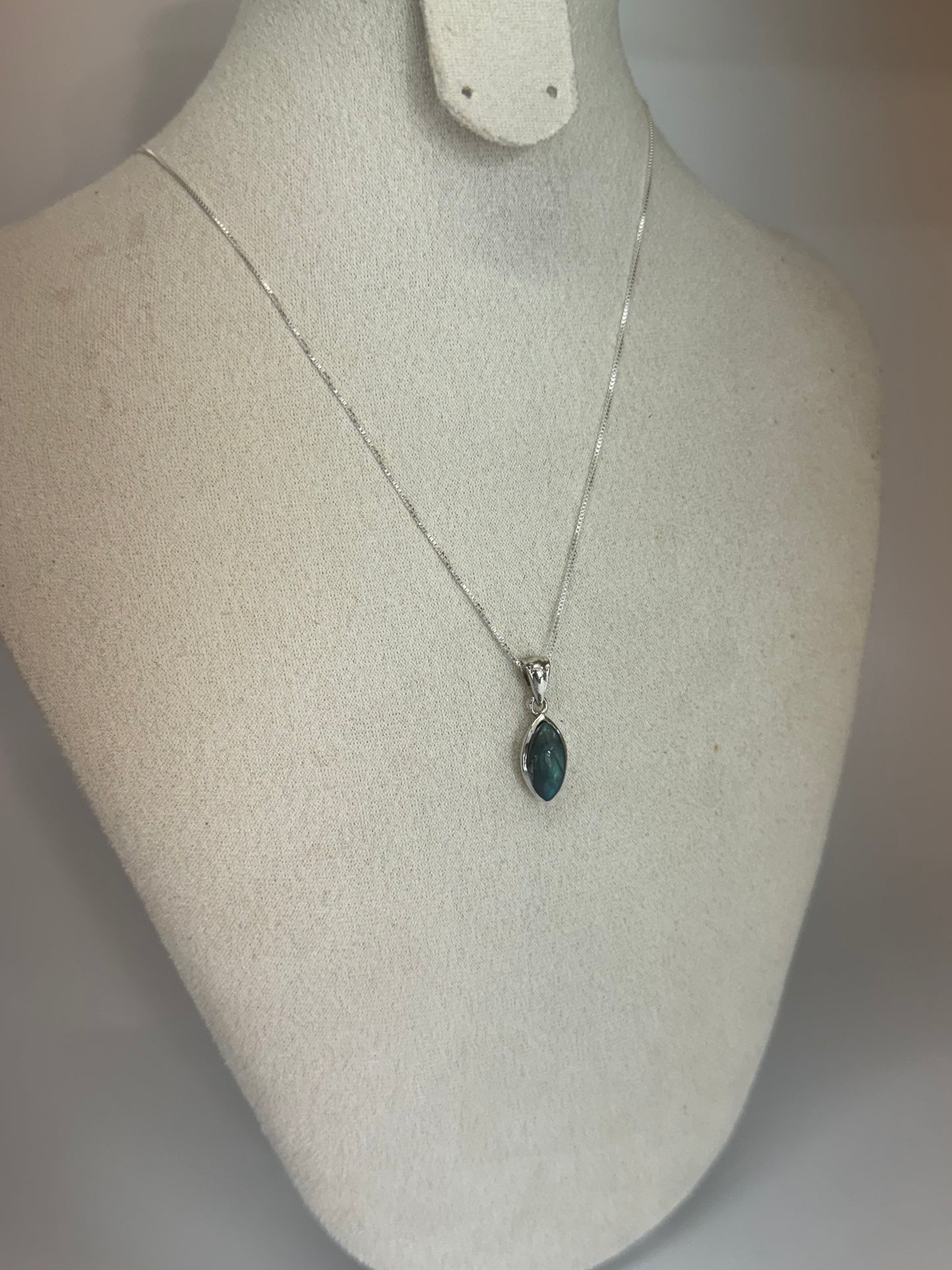 Pendentif en Labradorite – Reflets Protecteurs