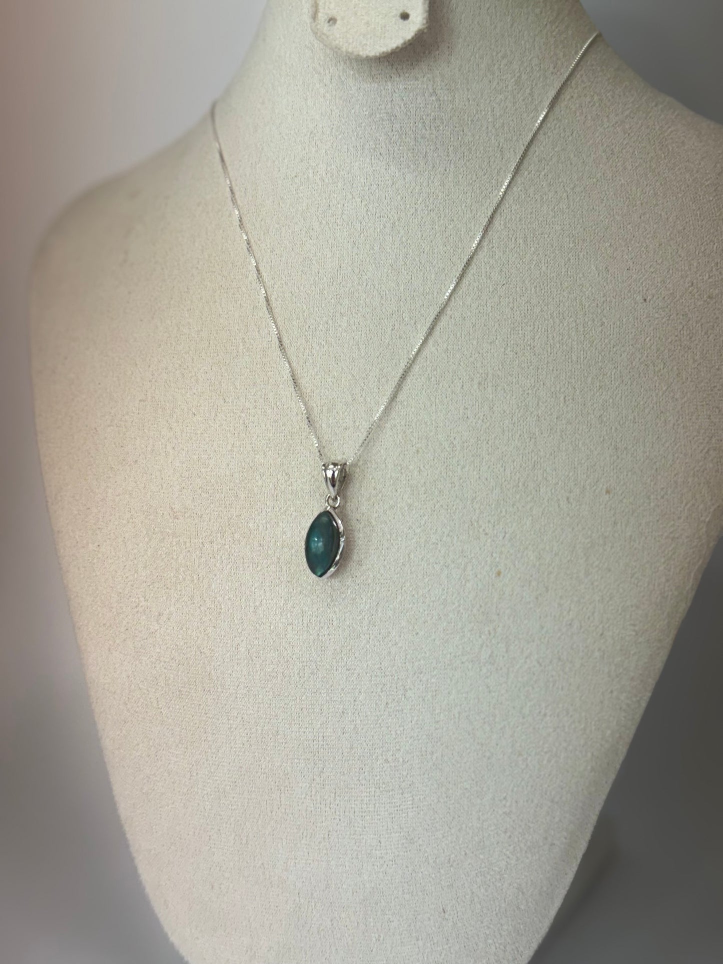 Pendentif en Labradorite – Reflets Protecteurs
