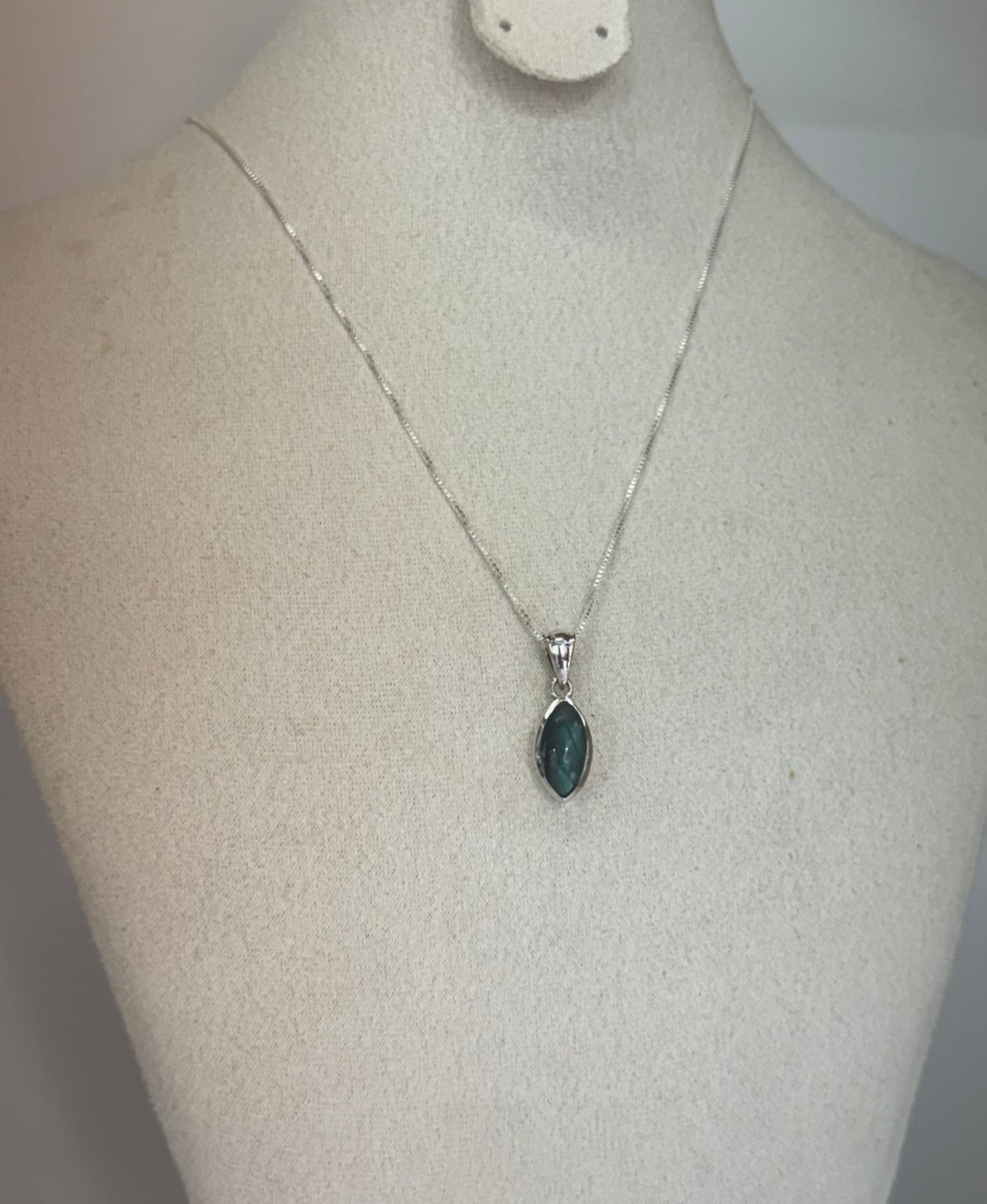 Pendentif en Labradorite – Reflets Protecteurs