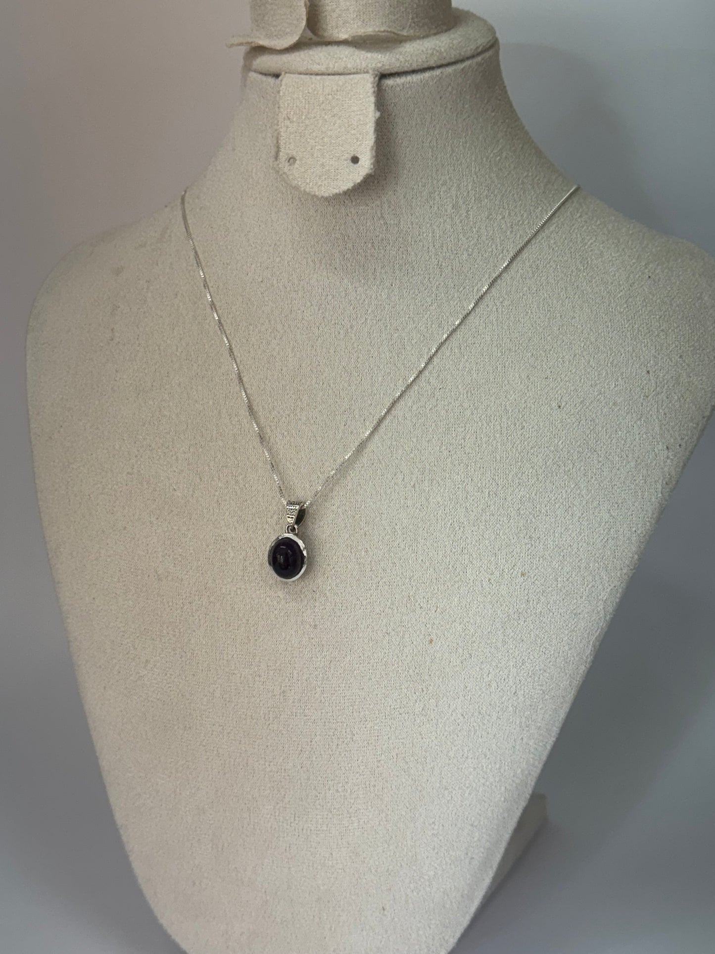 Pendentif Rond en Améthyste – Élégance Minimaliste