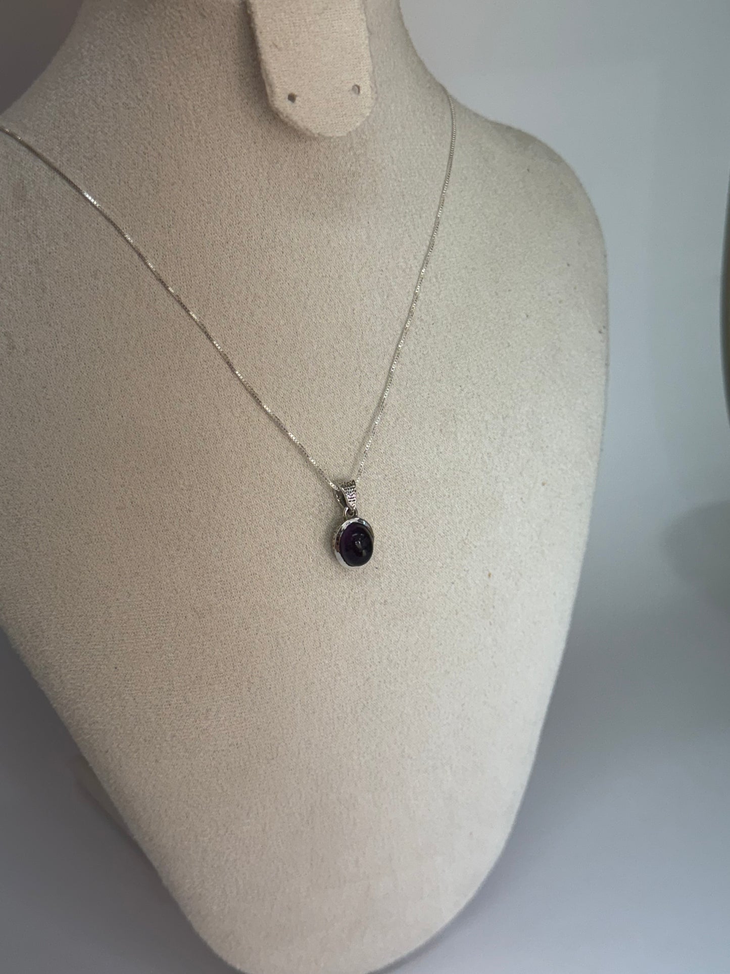 Pendentif Rond en Améthyste – Élégance Minimaliste