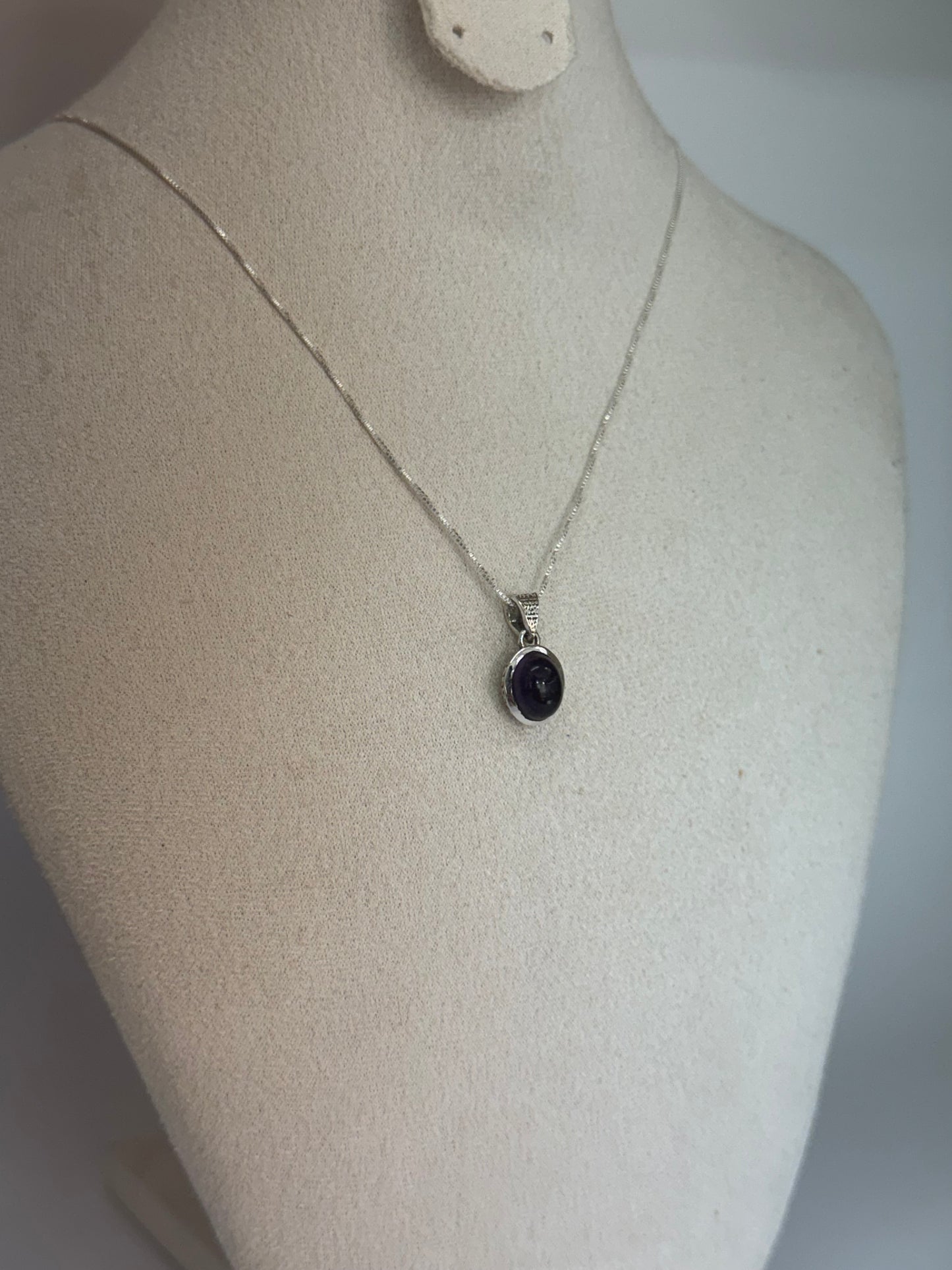 Pendentif Rond en Améthyste – Élégance Minimaliste