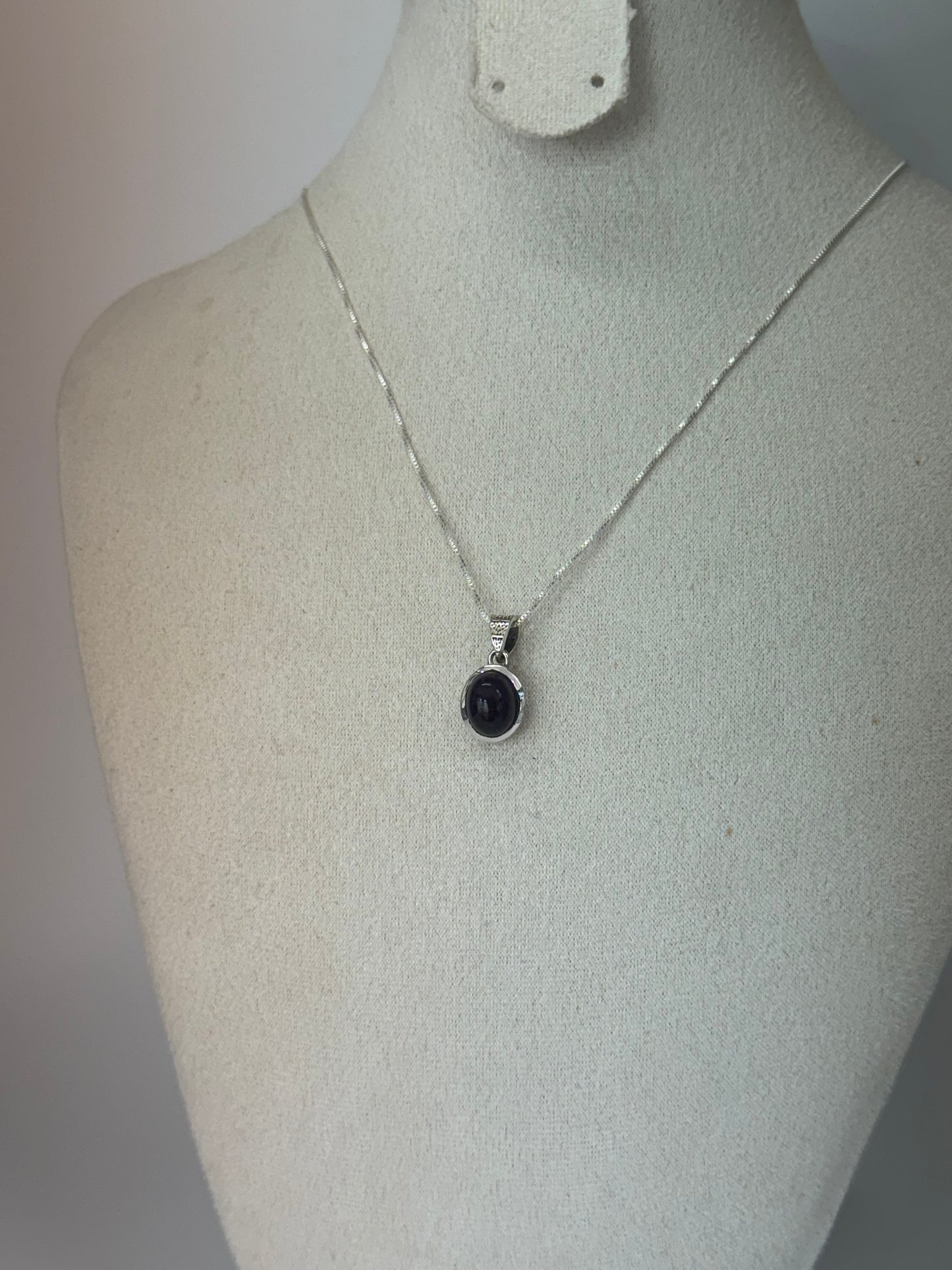 Pendentif Rond en Améthyste – Élégance Minimaliste