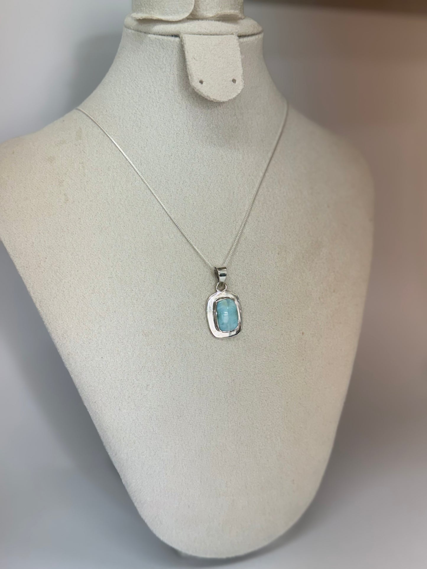 Pendentif en Larimar – Apaisement et Communication