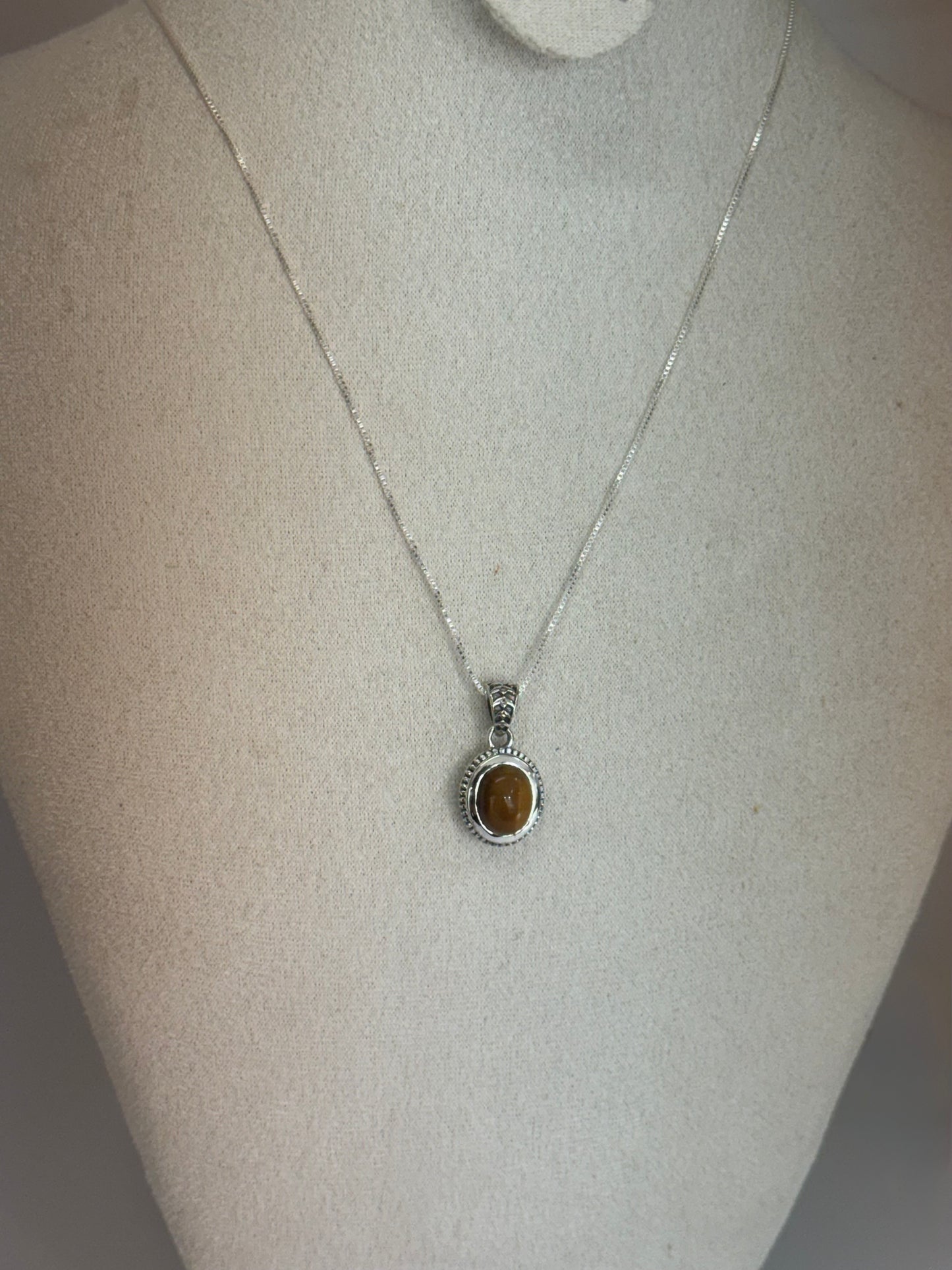 Pendentif en Œil de Tigre naturel – Monture argentée travaillée
