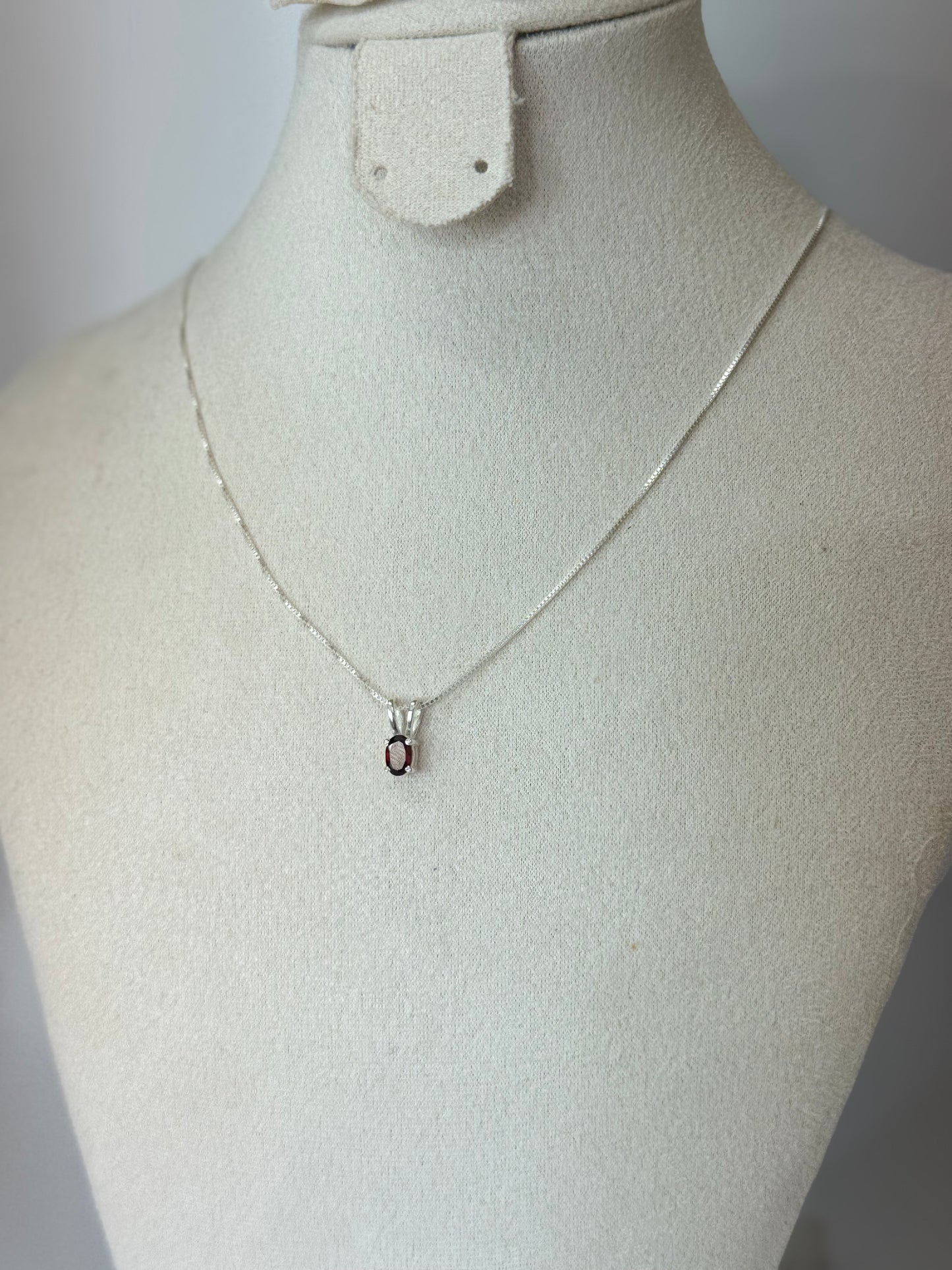 Pendentif en Grenat véritable – Monture argentée discrète