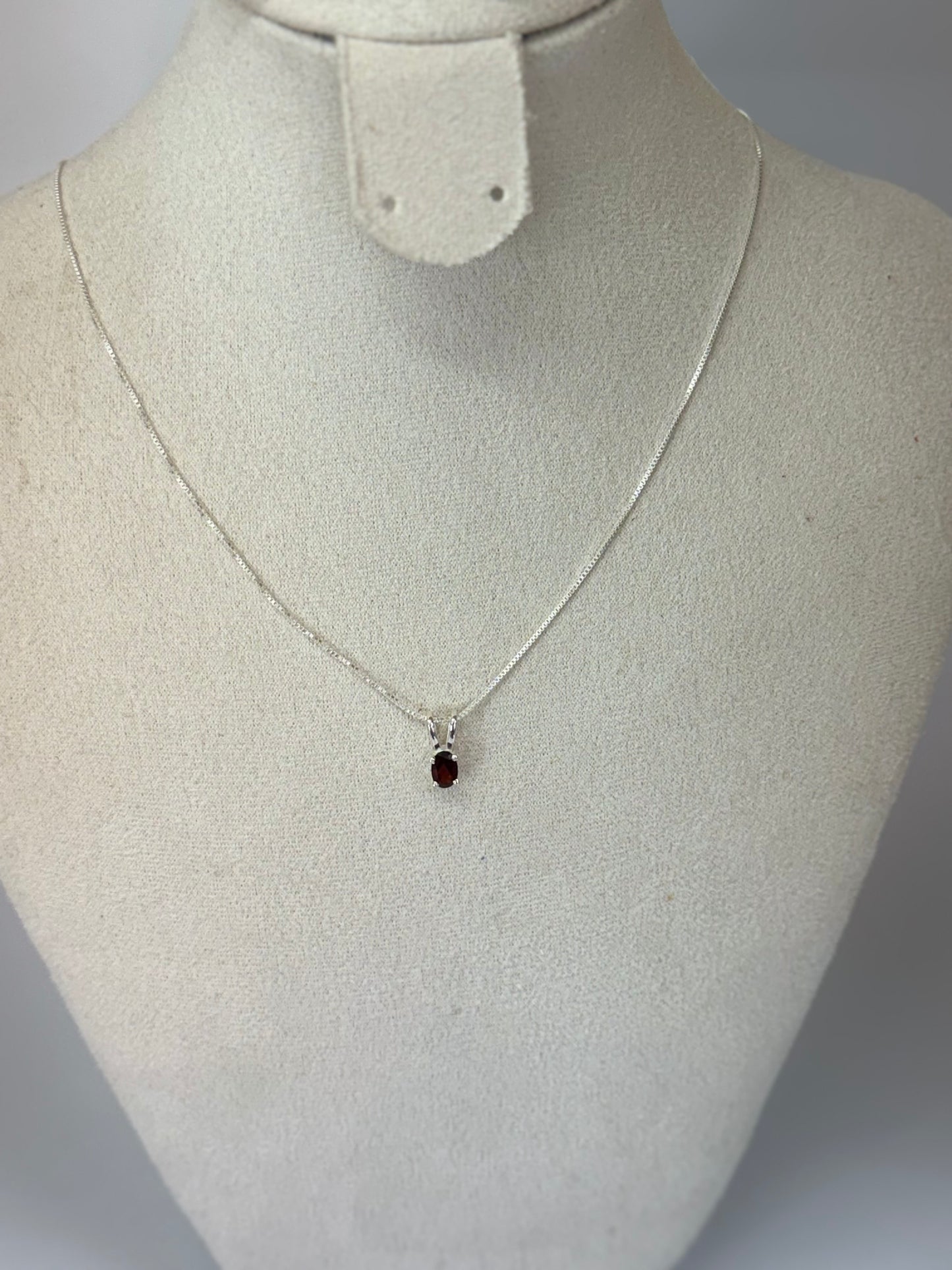 Pendentif en Grenat véritable – Monture argentée discrète