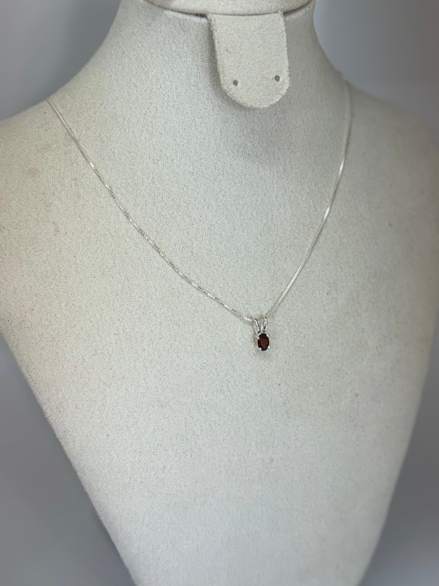 Pendentif en Grenat véritable – Monture argentée discrète