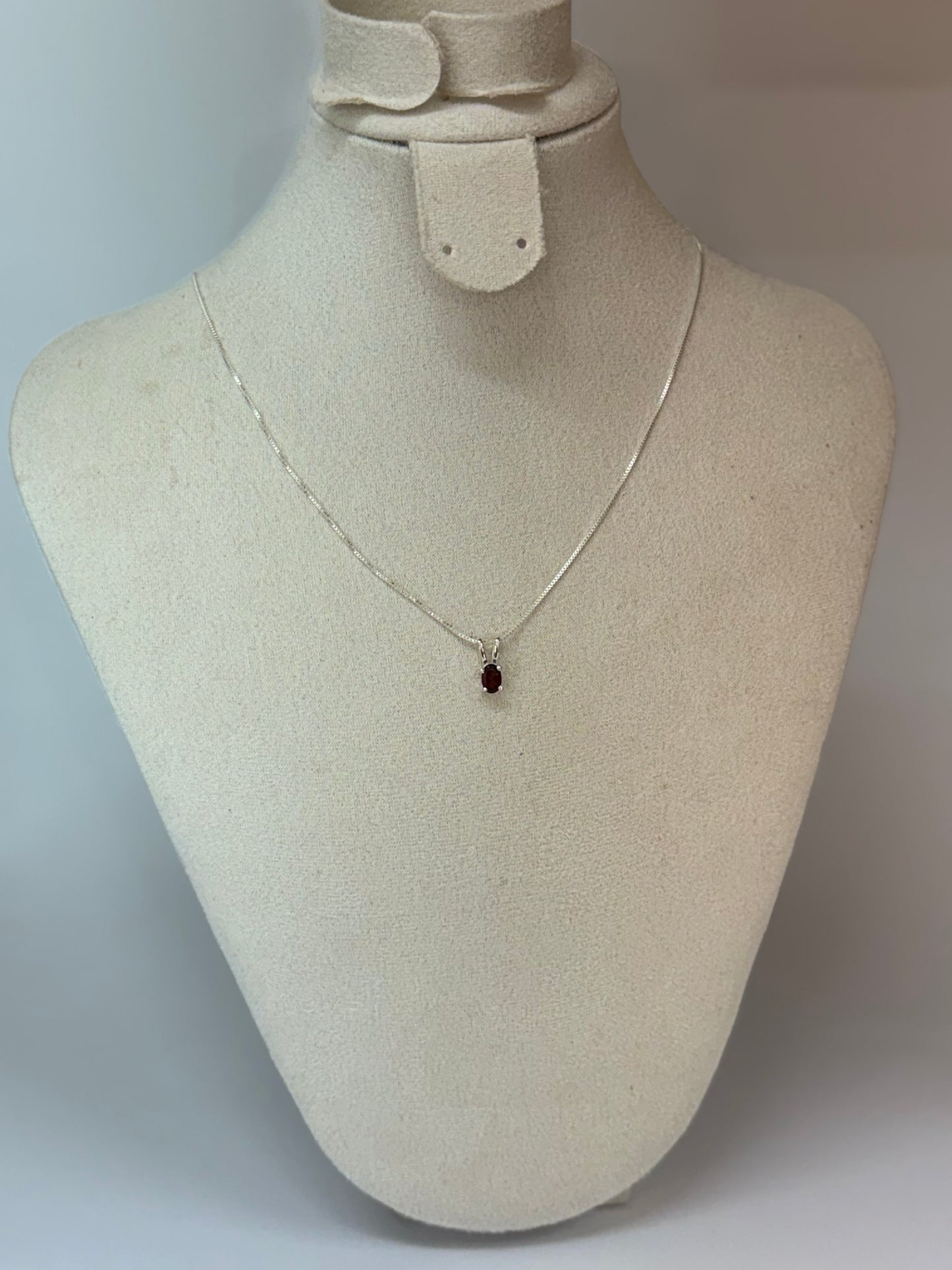 Pendentif en Grenat véritable – Monture argentée discrète