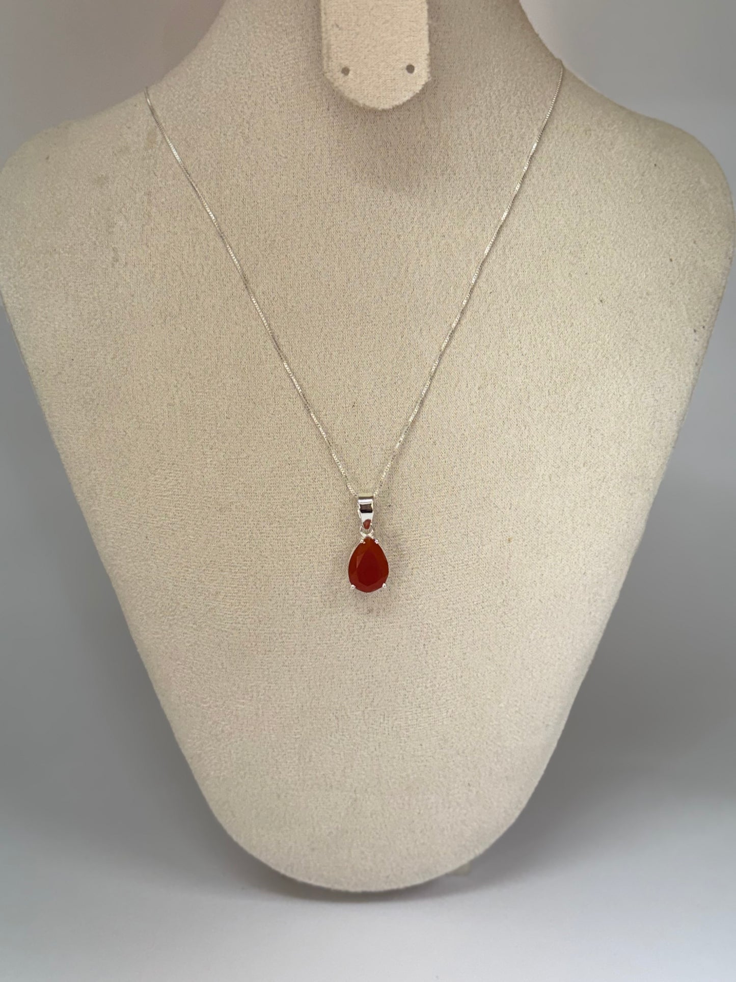 Pendentif Cornaline Facettée – Éclat et chaleur