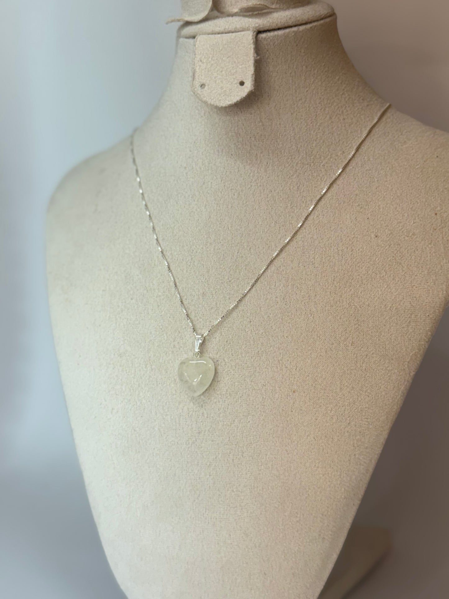 Pendentif Cœur en Quartz Clair – Clarté & Harmonie
