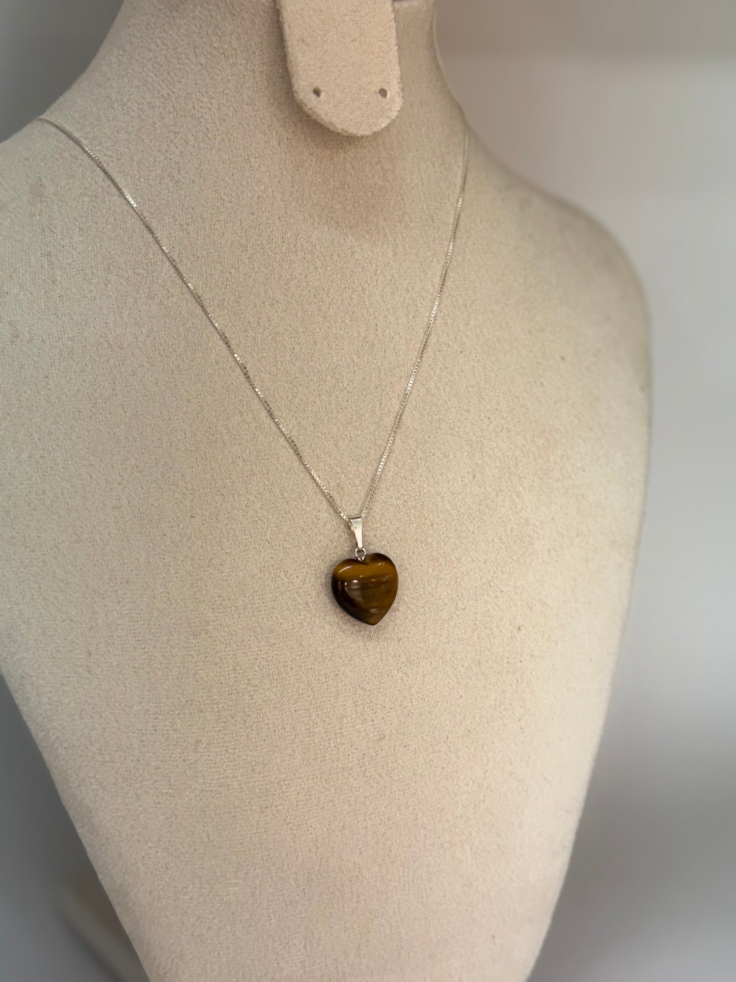 Pendentif Cœur en Œil de Tigre – Ancrage & Protection