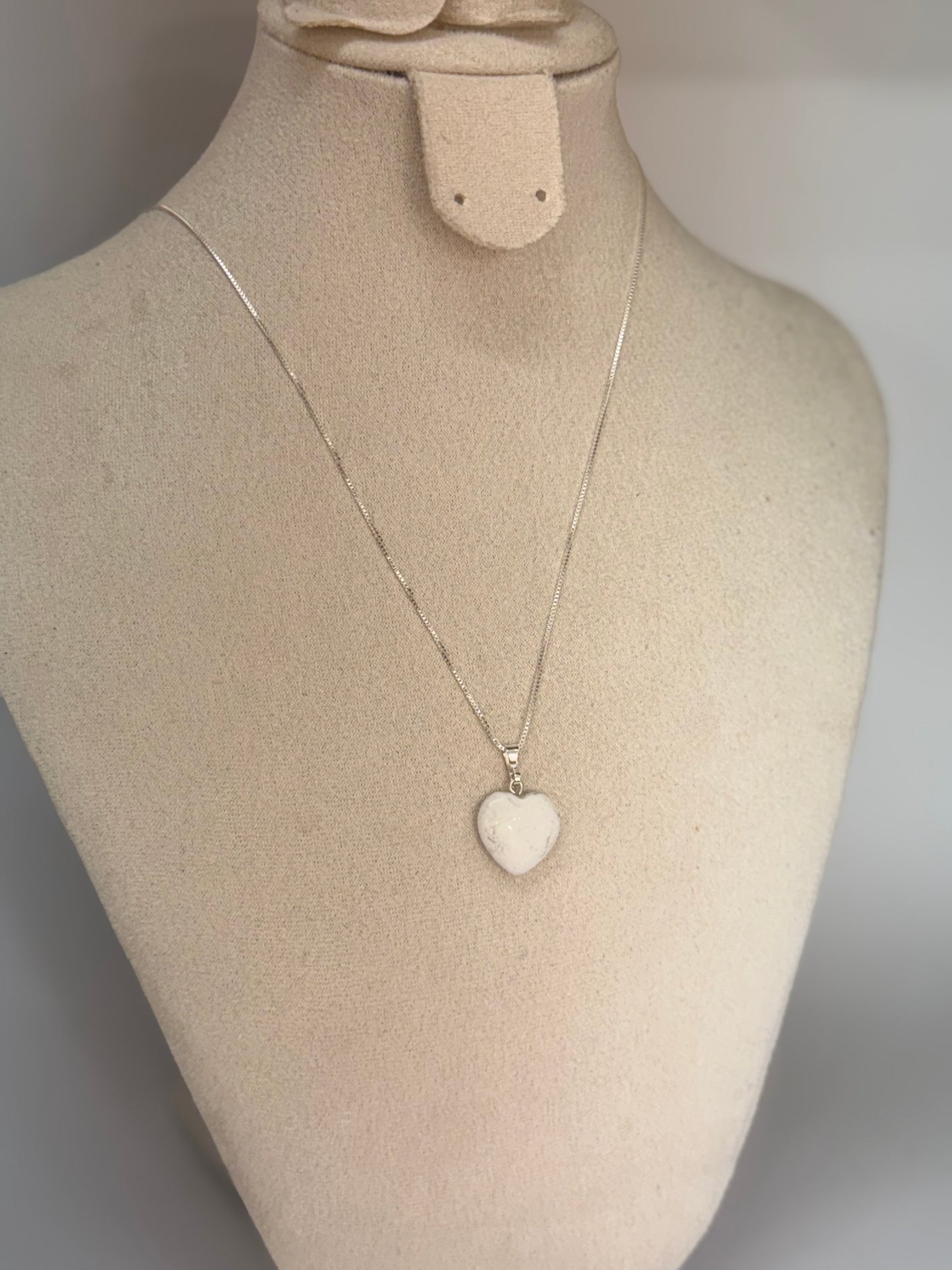 Pendentif Cœur en Howlite Blanche – Apaisement & Clarté