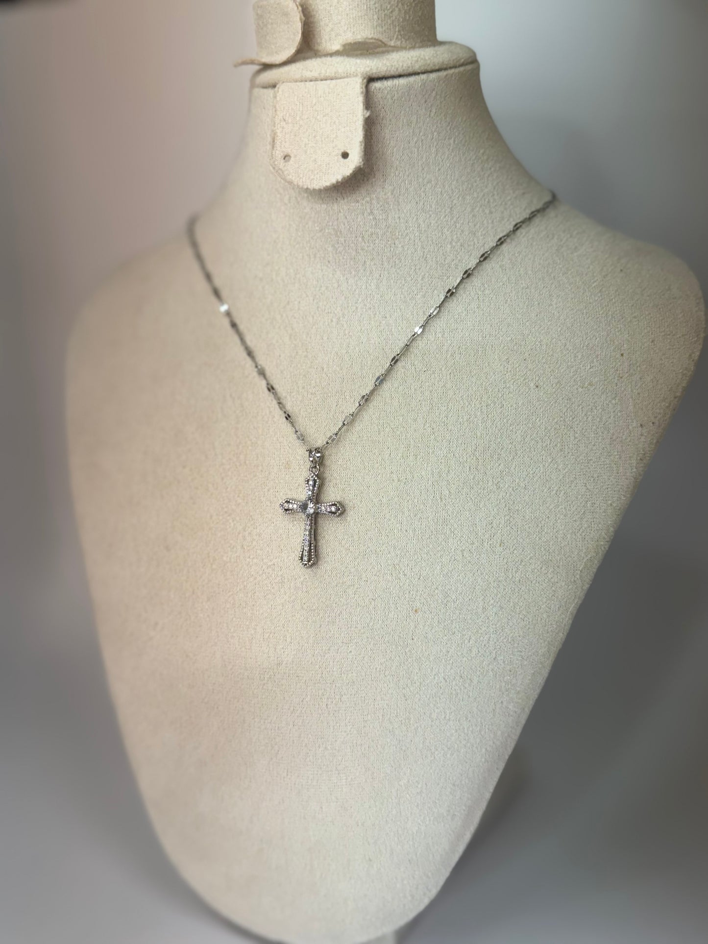 Collier Croix en Acier Inoxydable – Élégance & Résistance