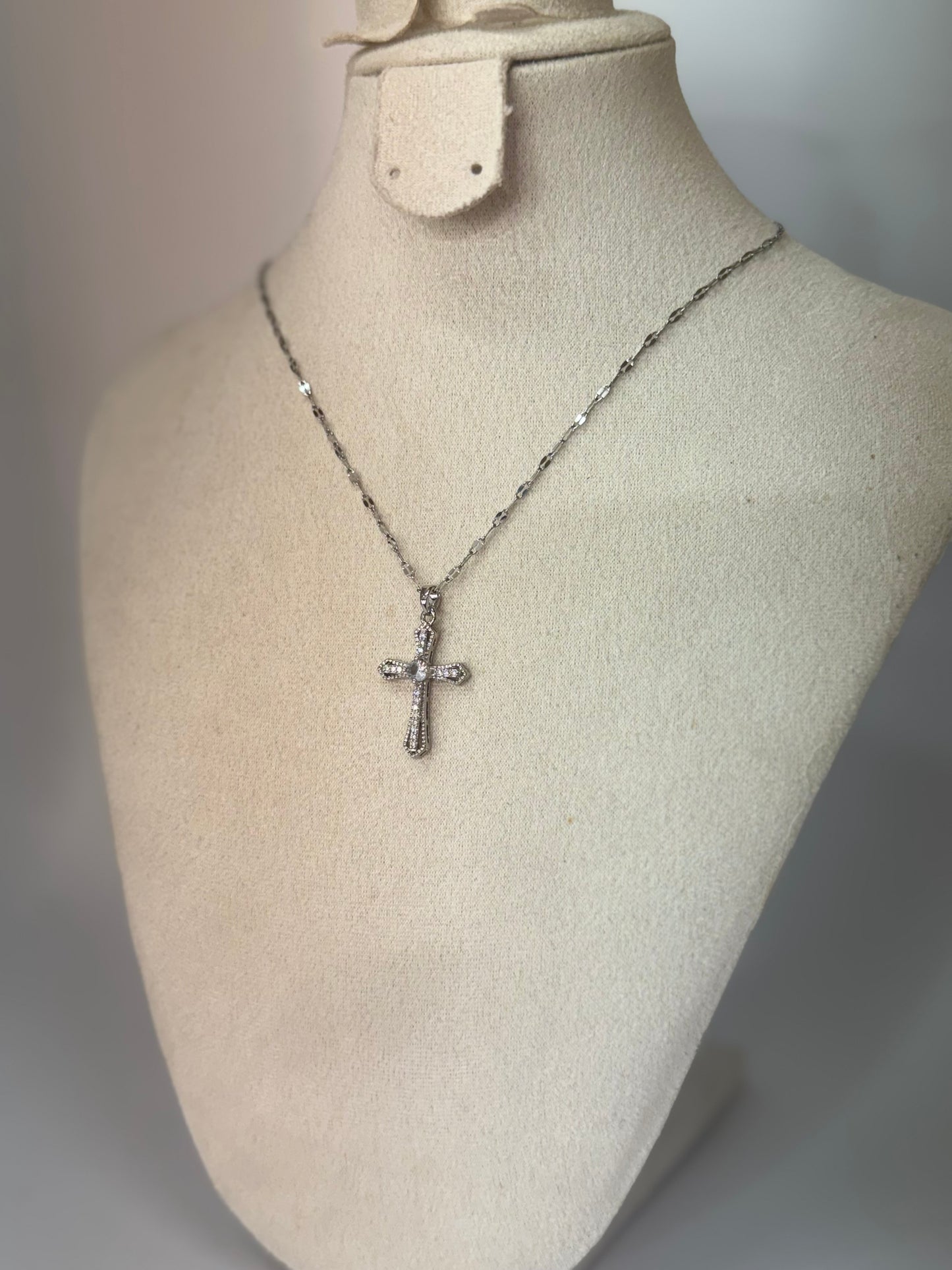 Collier Croix en Acier Inoxydable – Élégance & Résistance