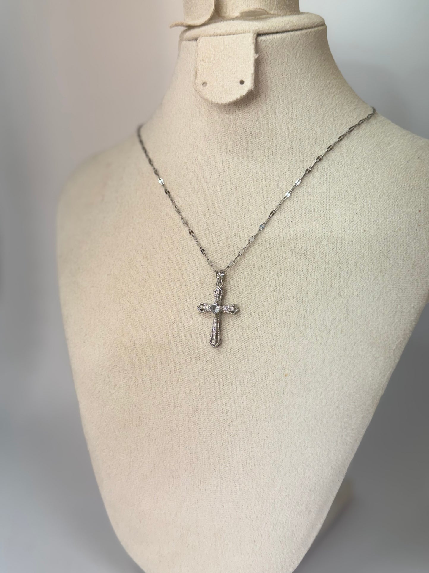 Collier Croix en Acier Inoxydable – Élégance & Résistance