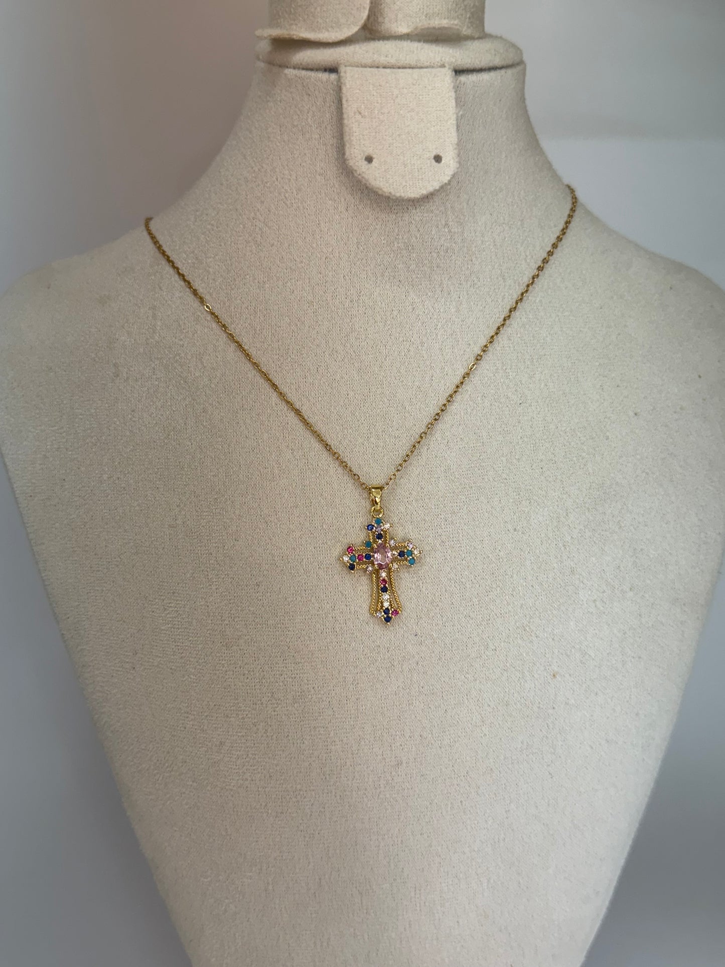 Collier Croix Dorée Multicolore – Audace et Élégance