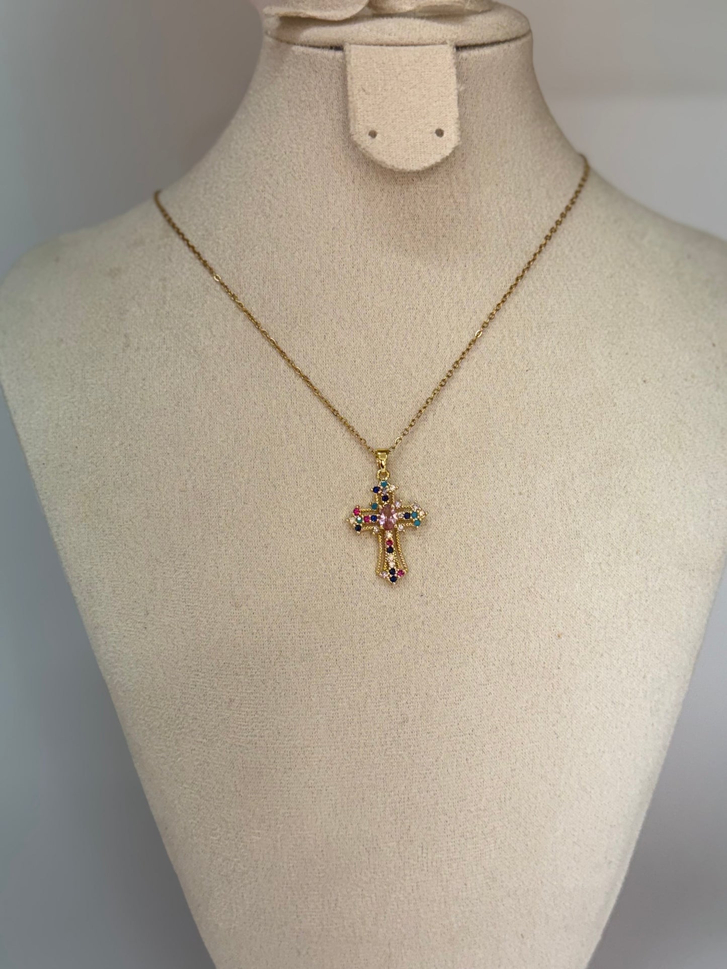 Collier Croix Dorée Multicolore – Audace et Élégance