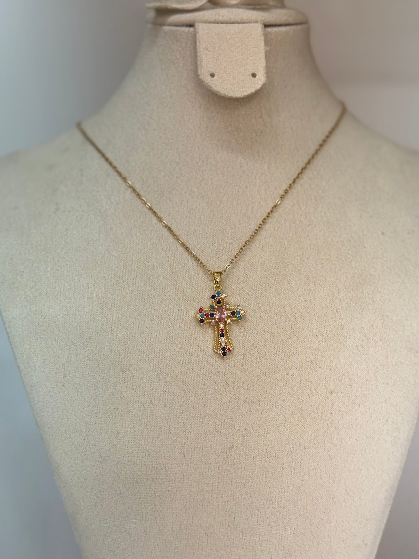 Collier Croix Dorée Multicolore – Audace et Élégance