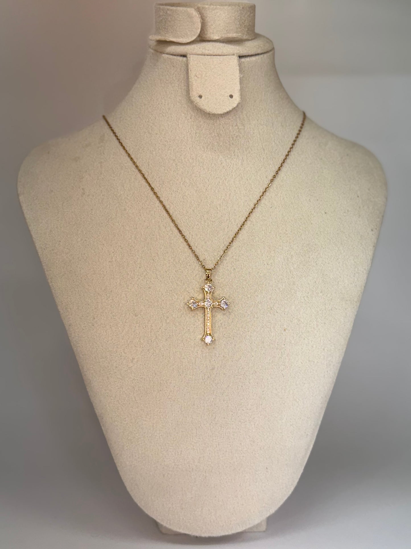 Collier Croix Dorée Classique – Élégance et Raffinement