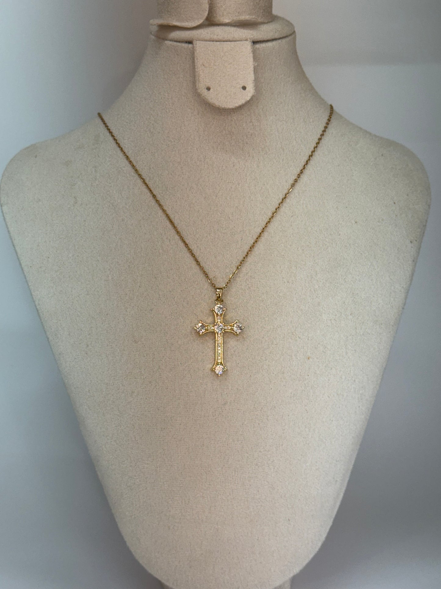 Collier Croix Dorée Classique – Élégance et Raffinement
