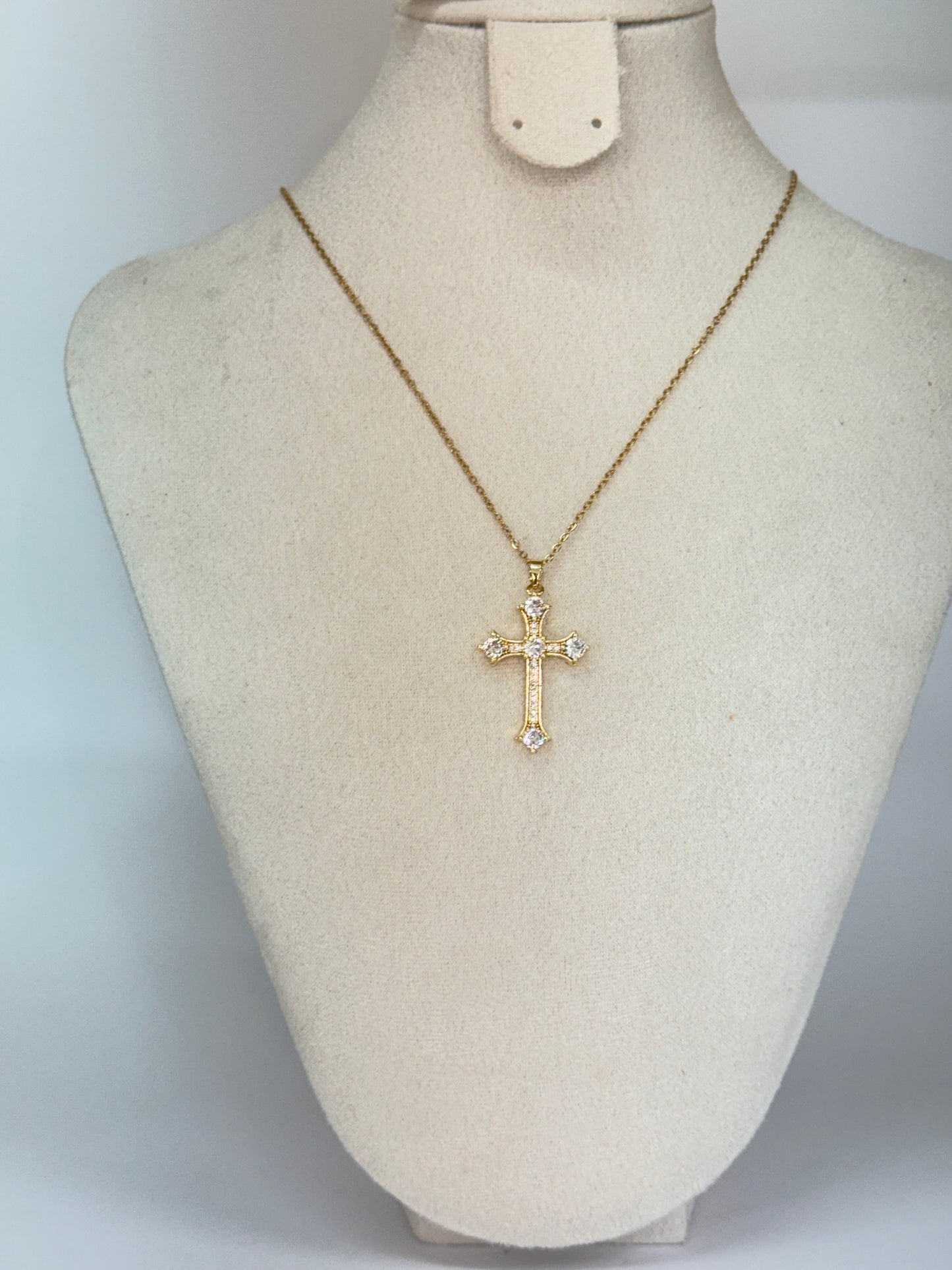 Collier Croix Dorée Classique – Élégance et Raffinement
