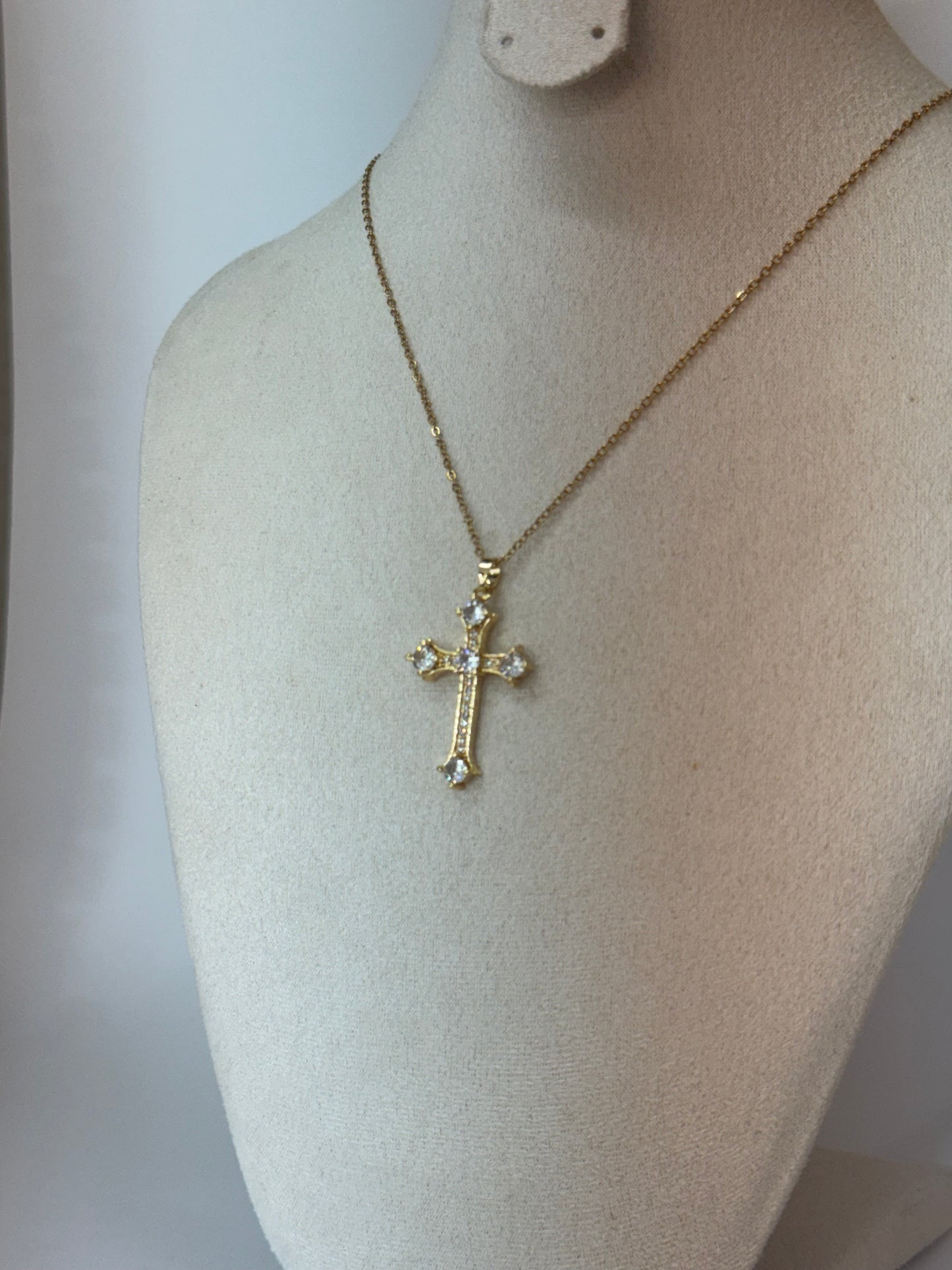 Collier Croix Dorée Classique – Élégance et Raffinement