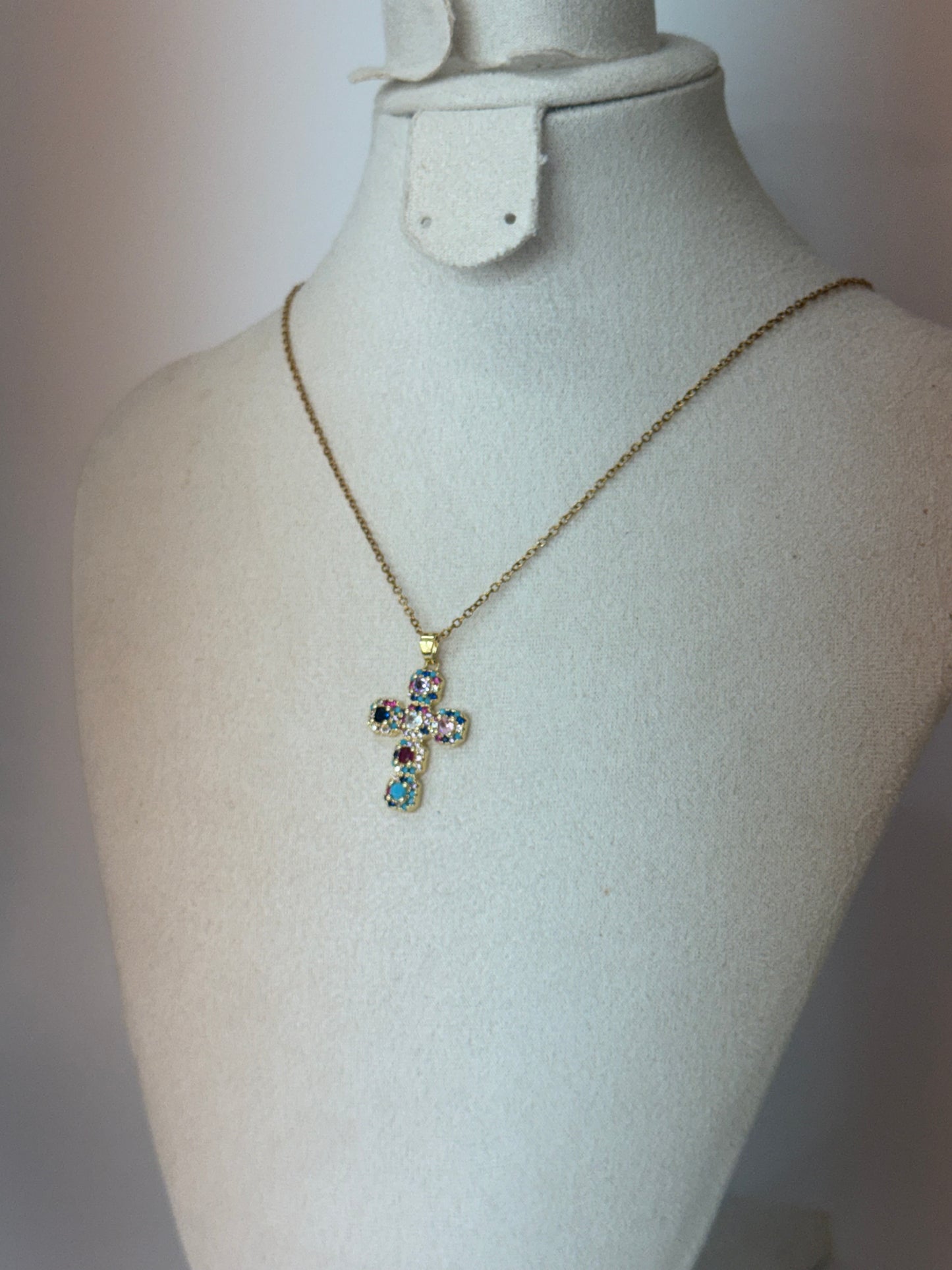 Collier Croix Multicolore – Audace et Féminité