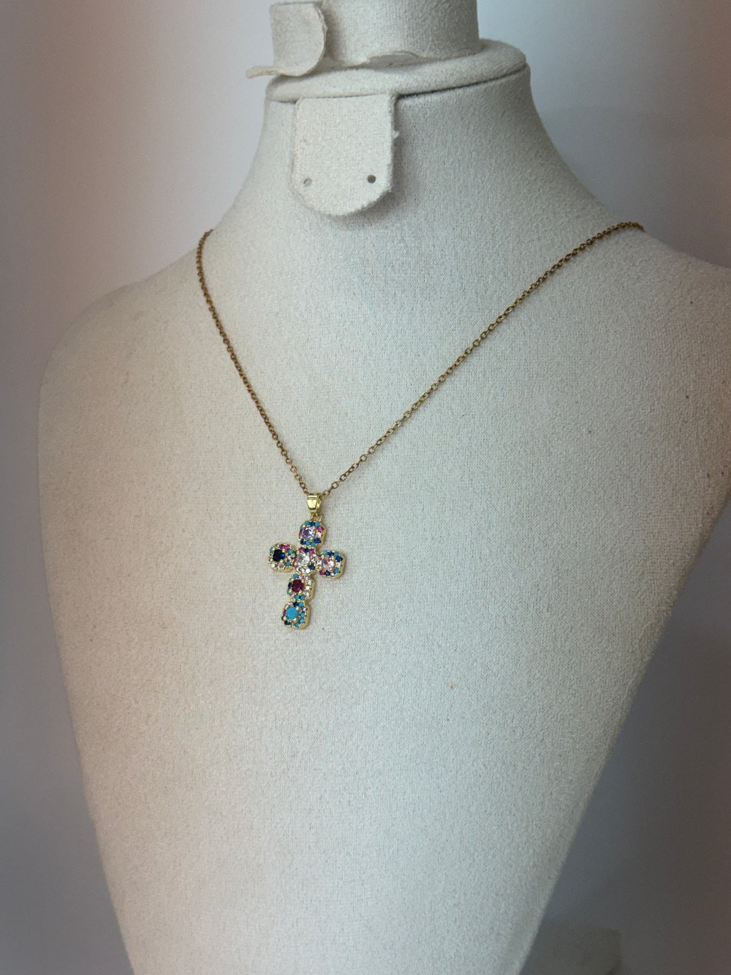 Collier Croix Multicolore – Audace et Féminité