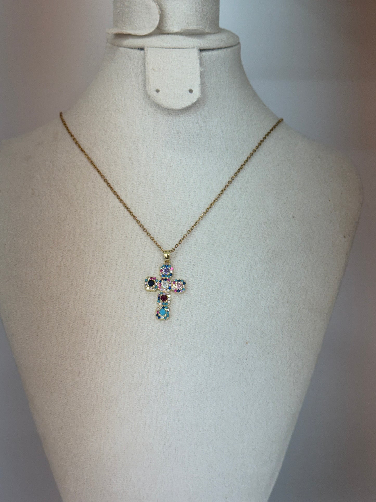 Collier Croix Multicolore – Audace et Féminité