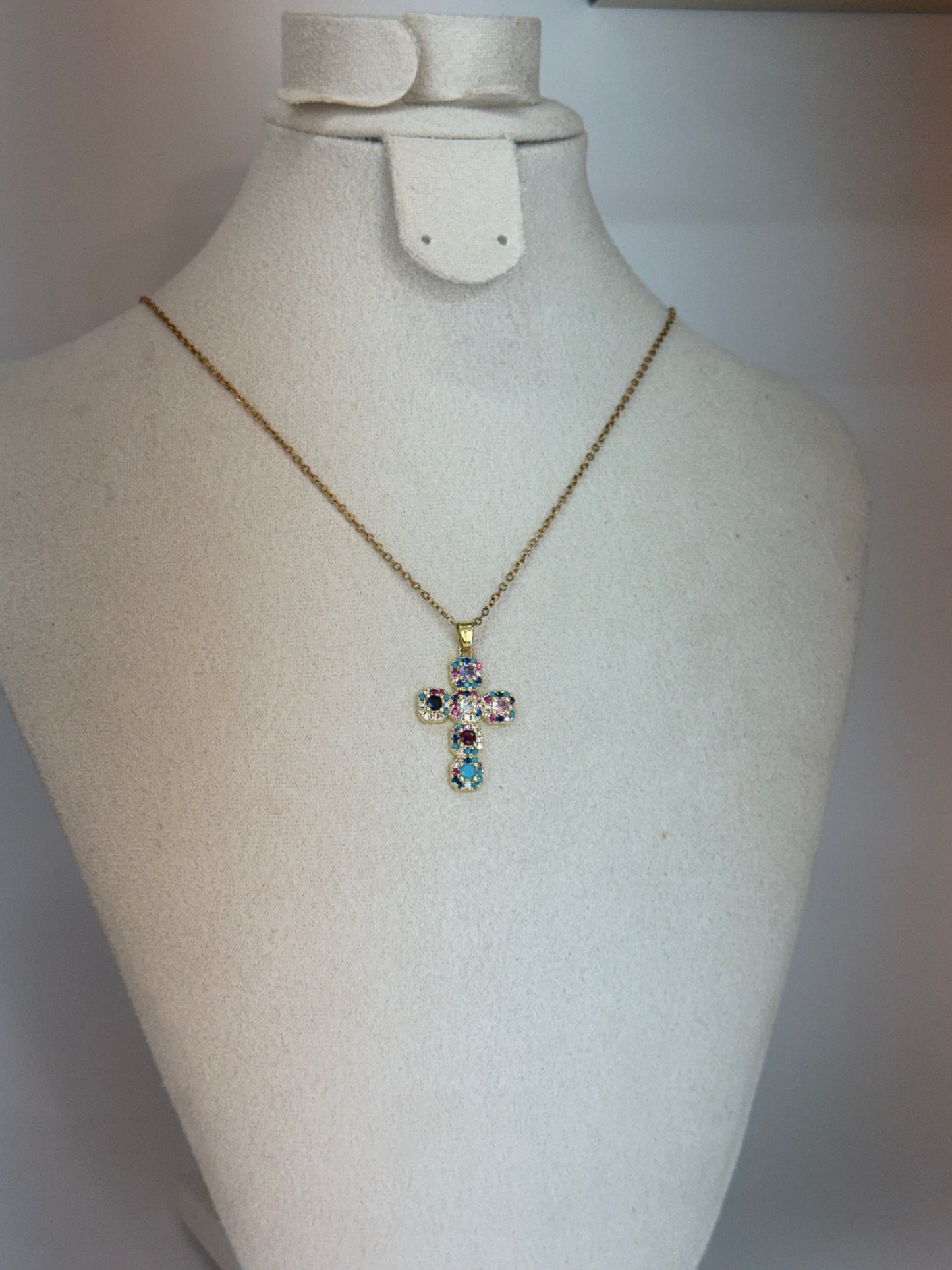 Collier Croix Multicolore – Audace et Féminité