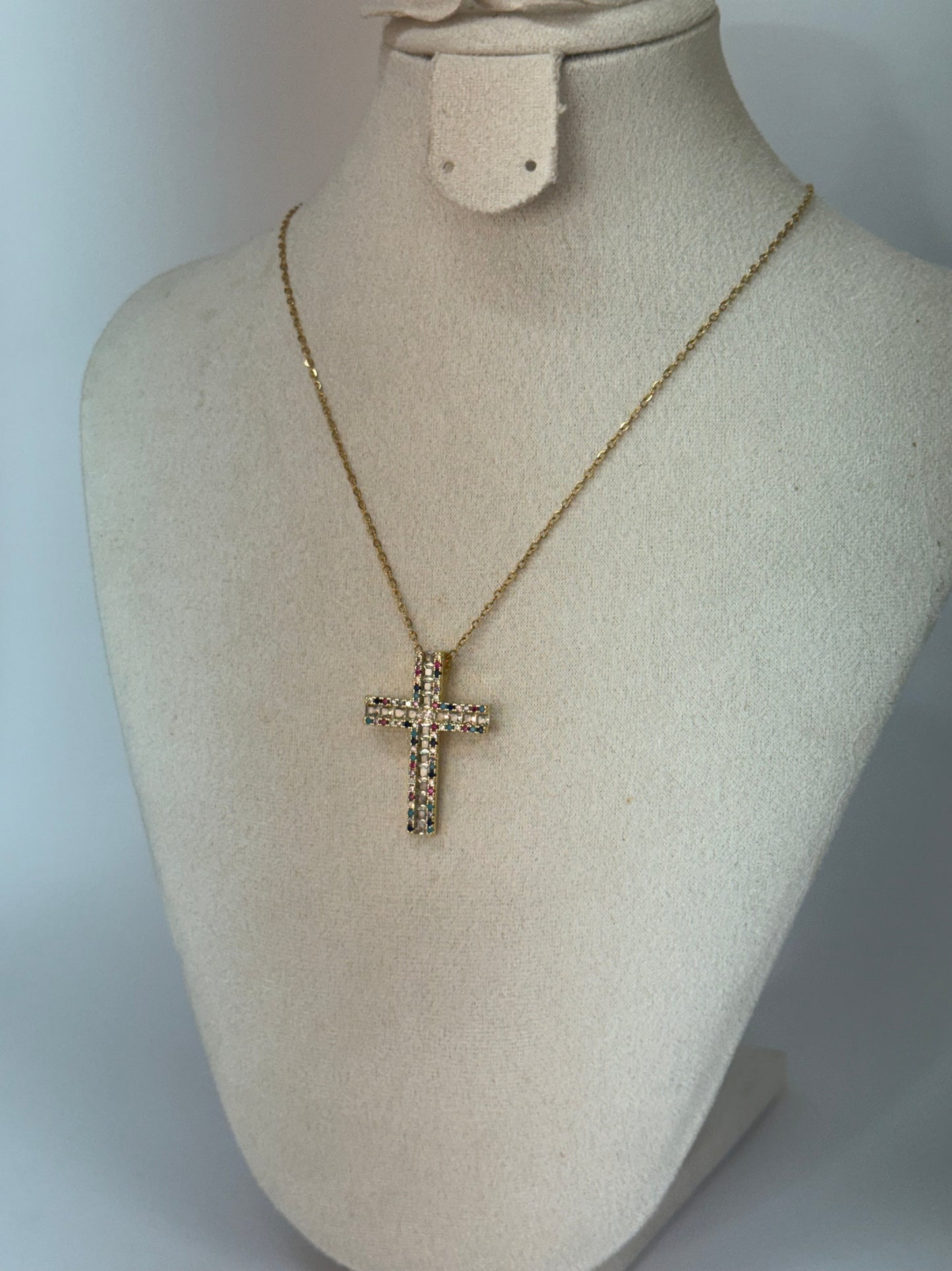 Collier Croix Éclats Multicolores – Chic et Moderne