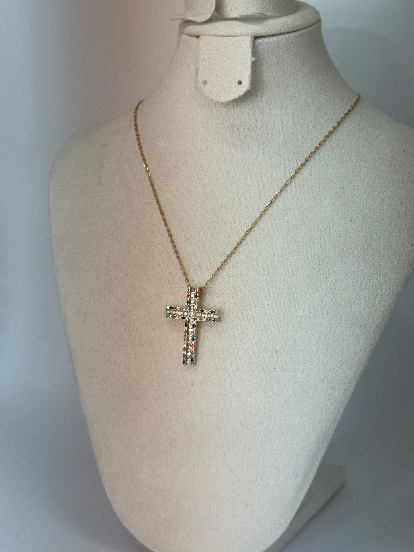 Collier Croix Éclats Multicolores – Chic et Moderne