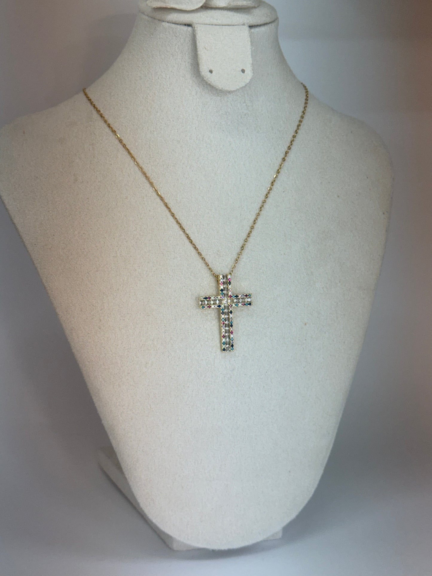 Collier Croix Éclats Multicolores – Chic et Moderne