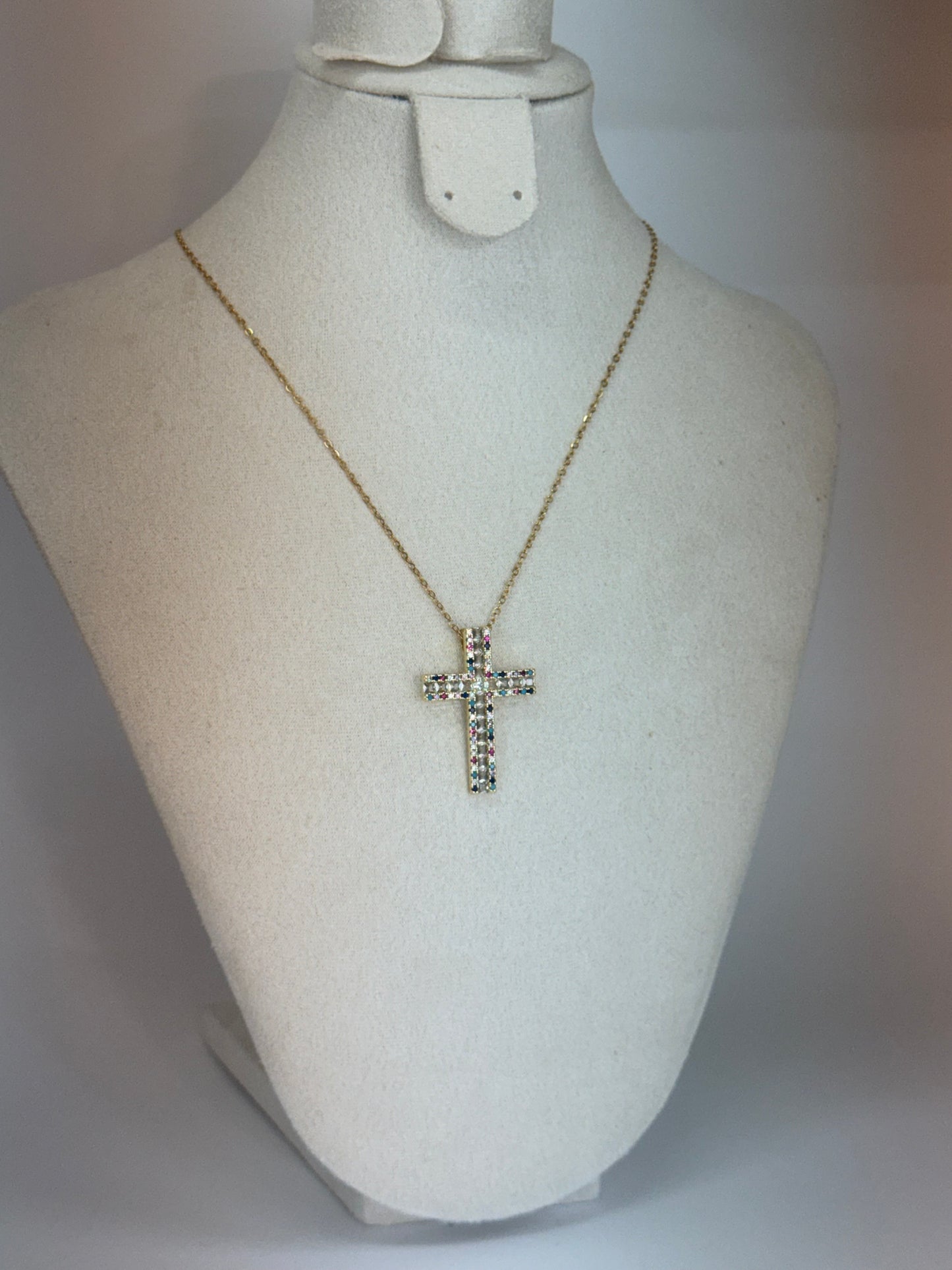 Collier Croix Éclats Multicolores – Chic et Moderne